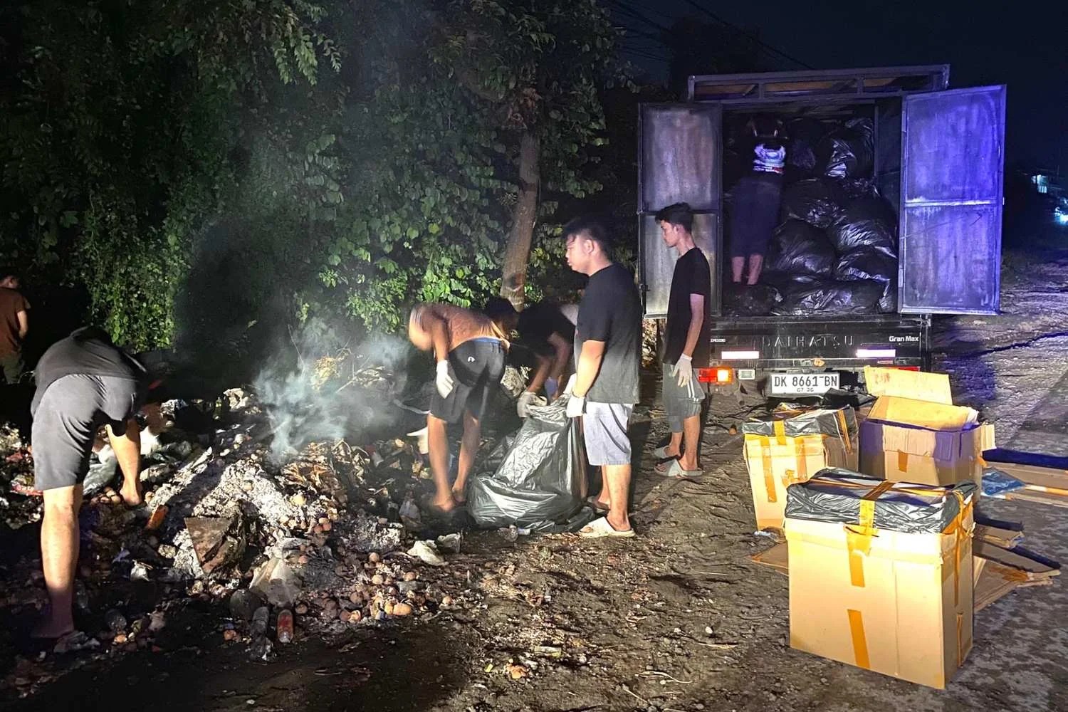 Pembersihan sampah yang dibuang sembarangan di Gianyar