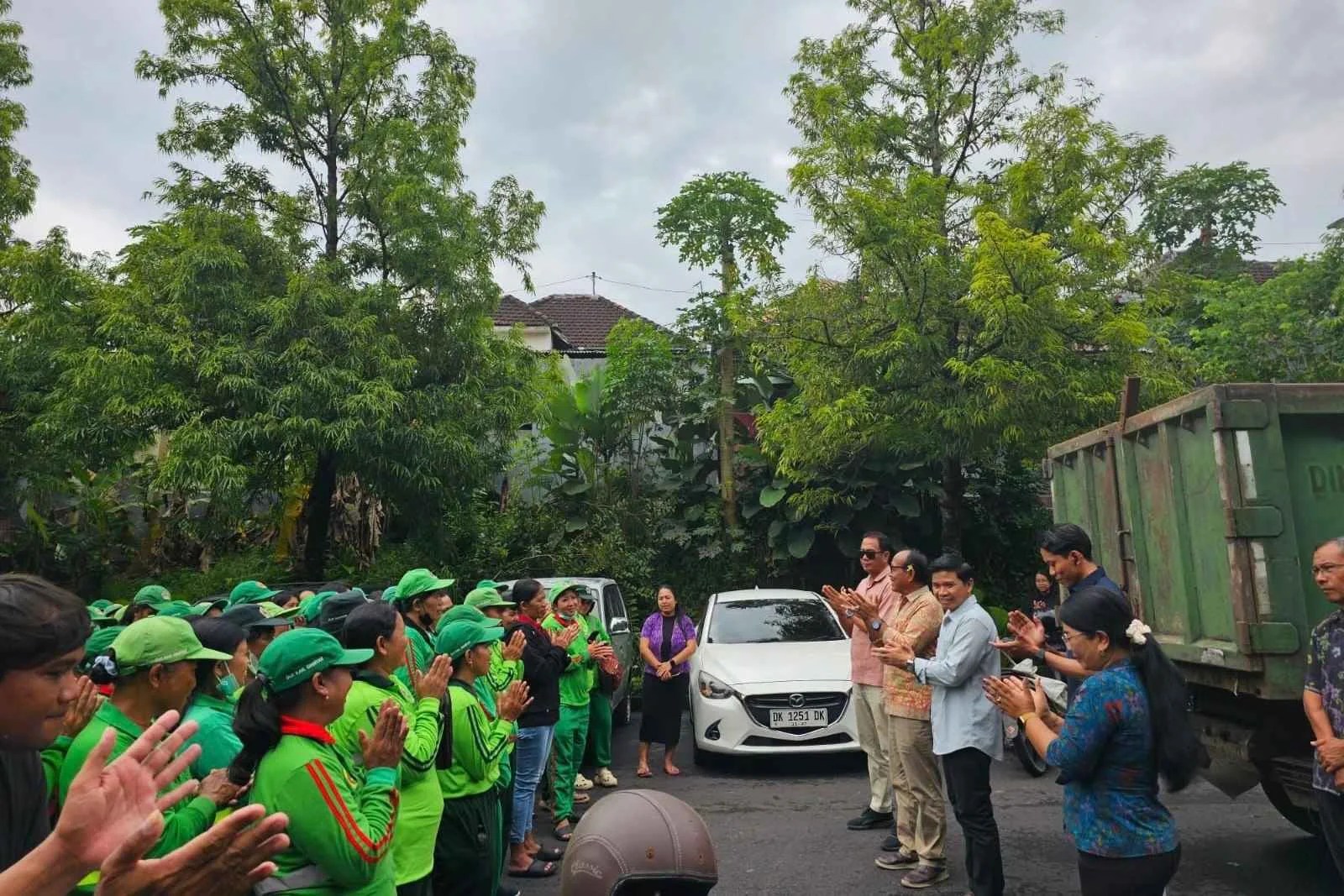 De Indra Tama Putra dan Mangadi saat membagikan alat pelindung diri untuk petugas kebersihan se-Kabupaten Gianyar.