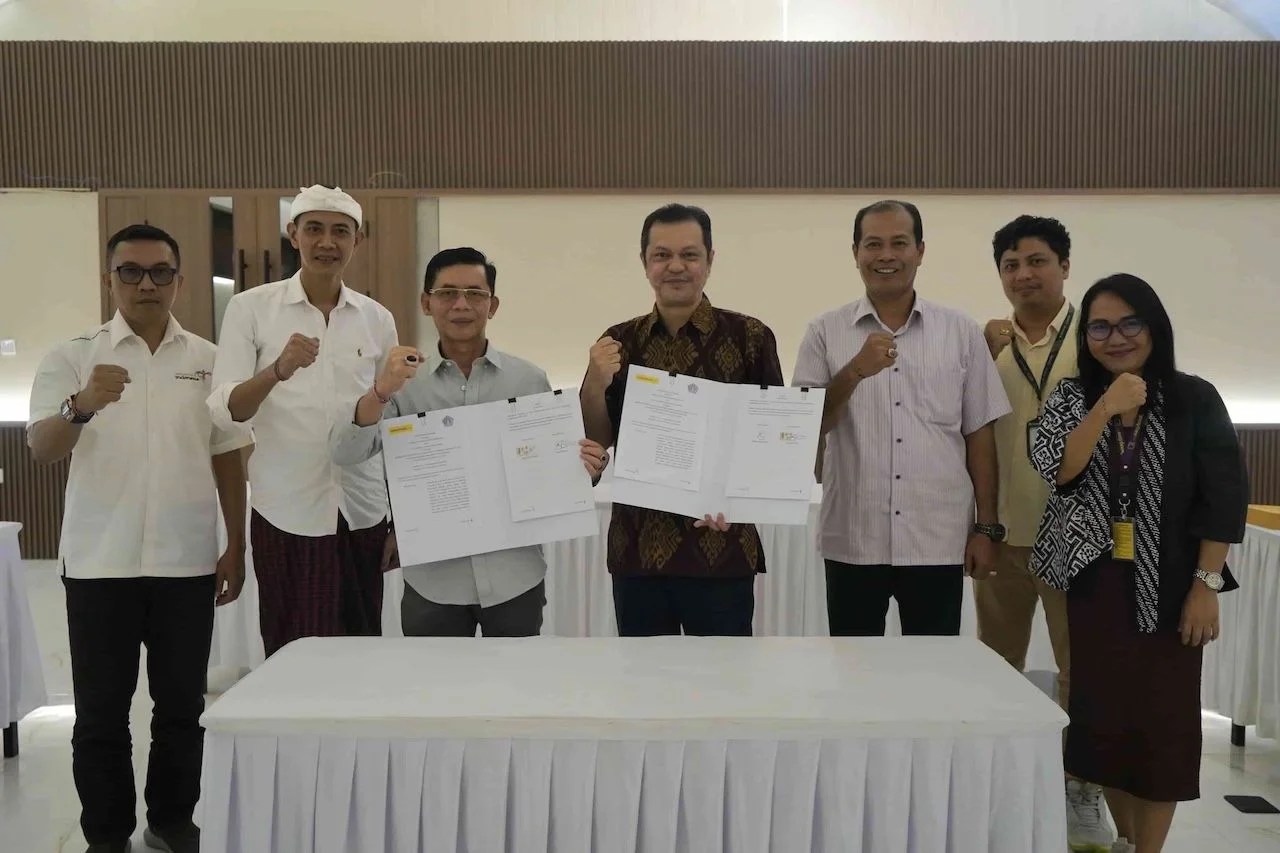 Bupati I Made Satria saat menandatangani kesepakatan sistem digitalisasi retribusi pariwisata bersama PT Easybook.