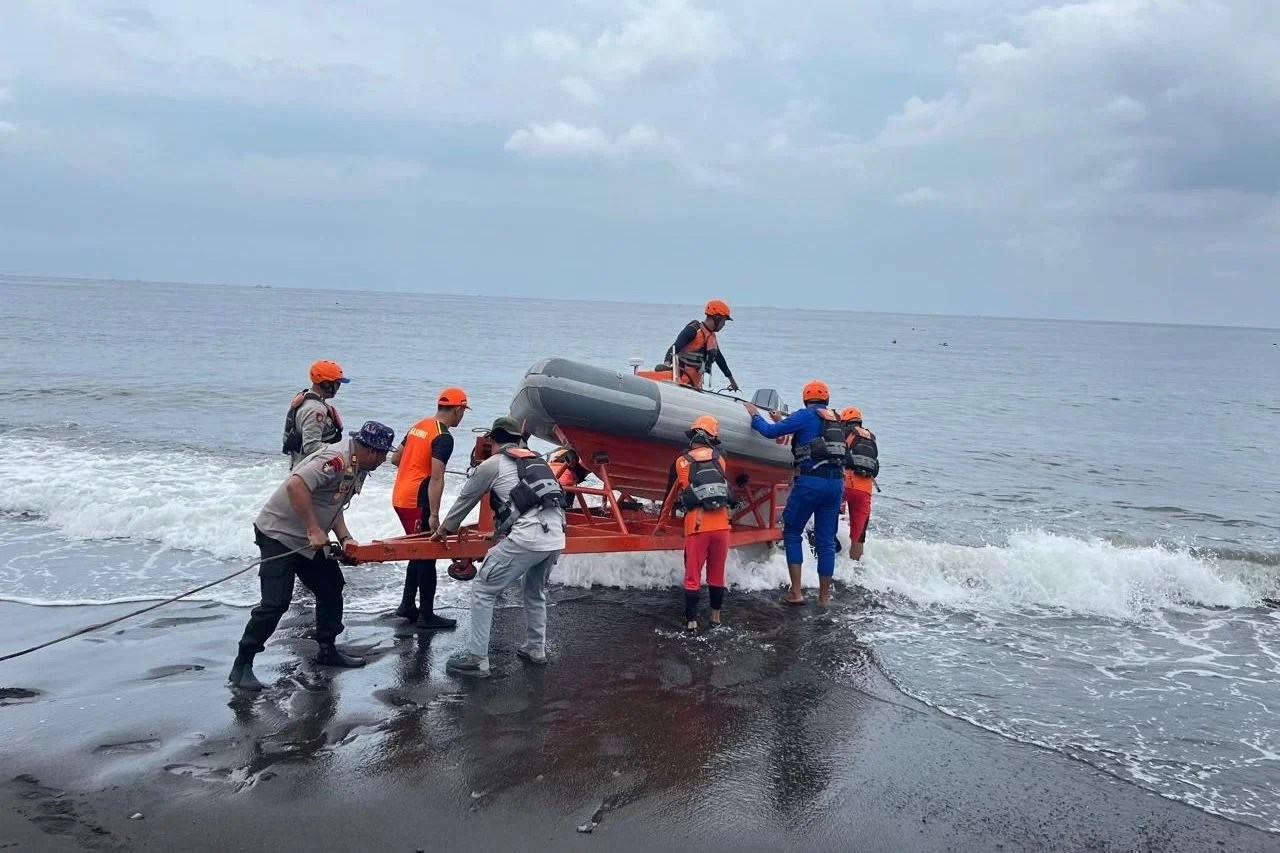 Tim SAR gabungan melakukan pencarian menggunakan RIB terhadap nelayan hilang di Karangasem.