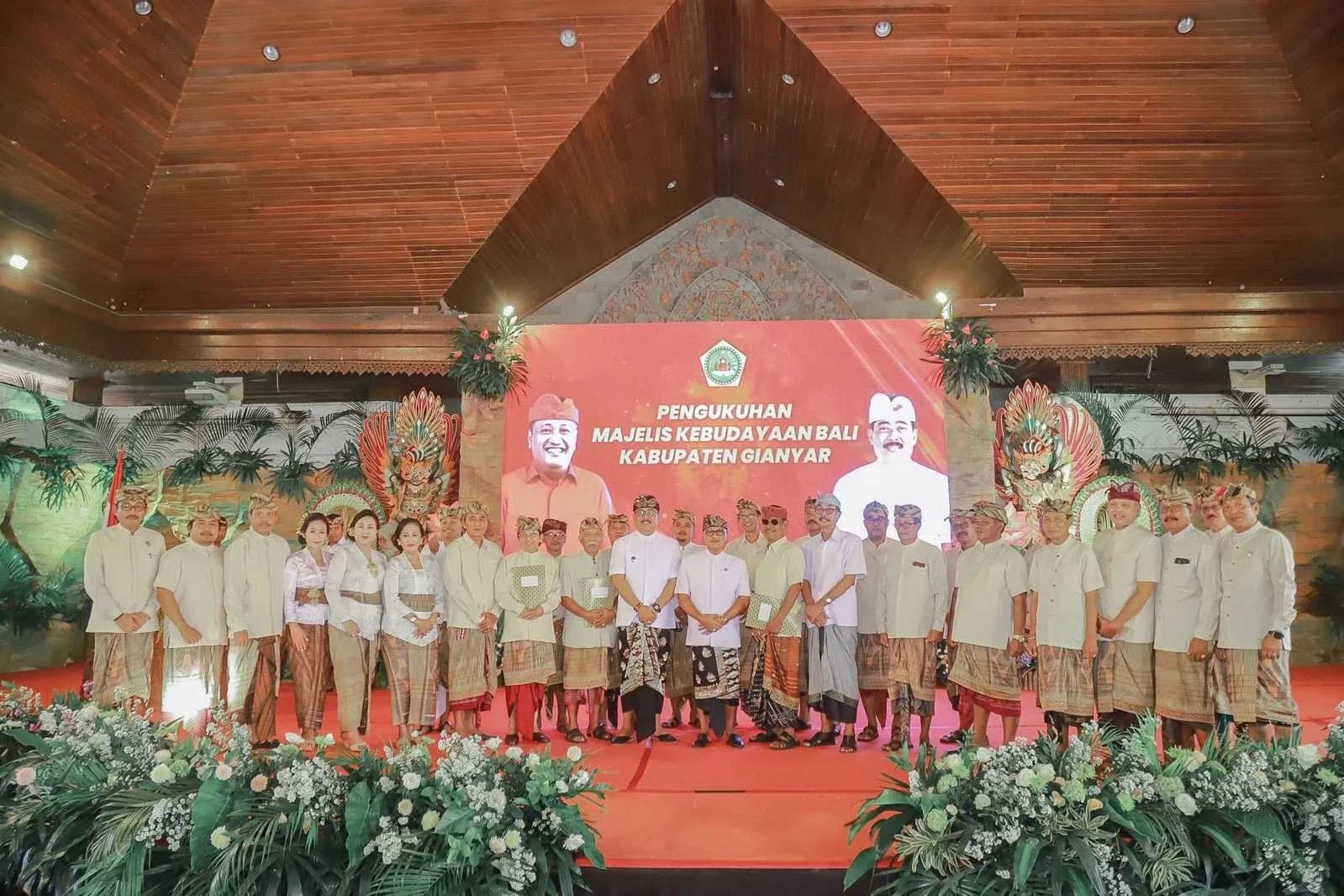 Wakil Bupati Gianyar Anak Agung Gde Mayun saat mengukuhkan pengurus Majelis Kebudayaan Bali Kabupaten Gianyar di Balai Budaya.