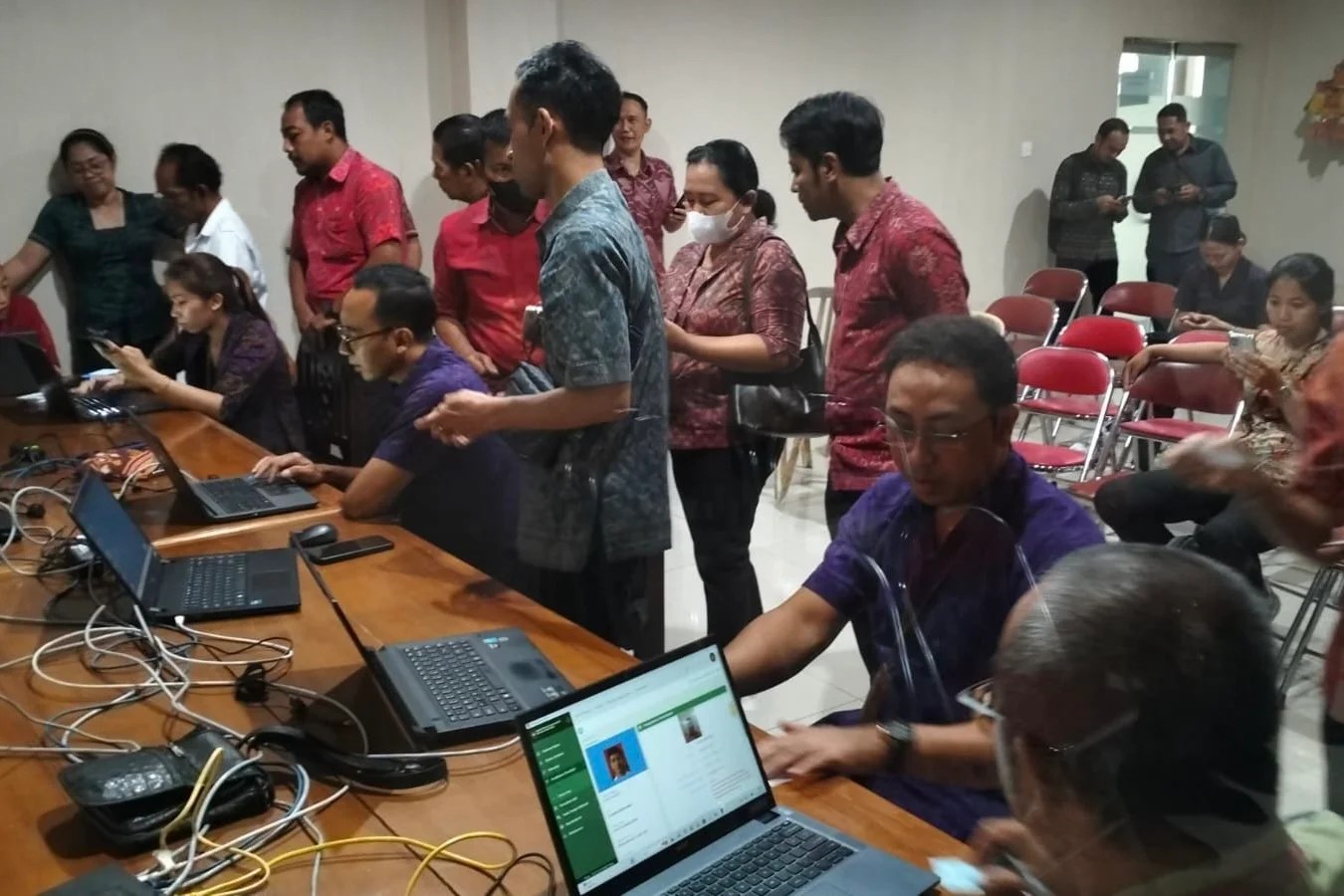 Petugas saat melakukan proses aktivasi Identitas Kependudukan Digital Bangli (IKD) di Kantor Loca Carana.