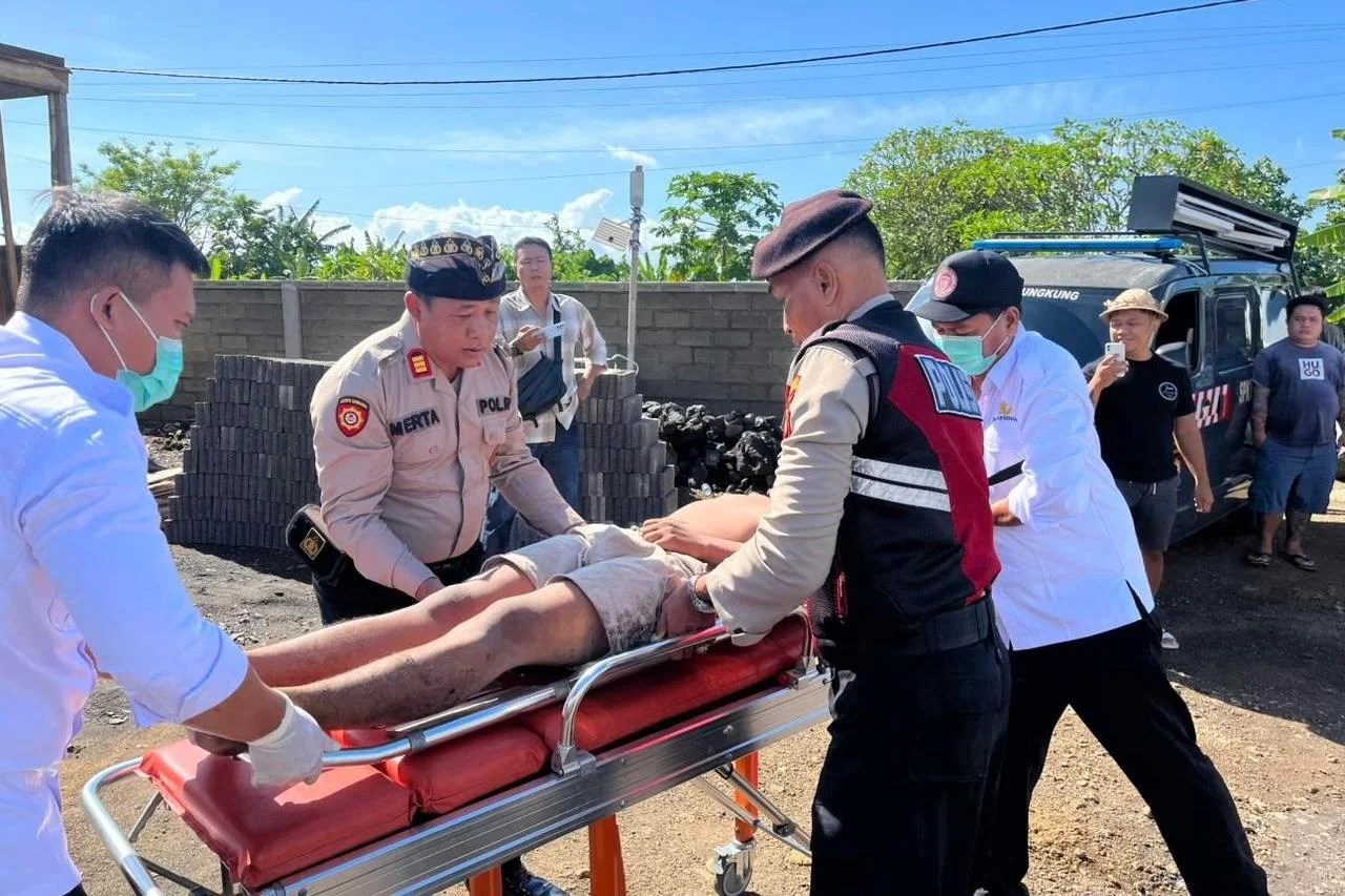 Petugas kepolisian saat menangani kasus pria bawa sajam di Klungkung di area proyek Desa Jumpai.