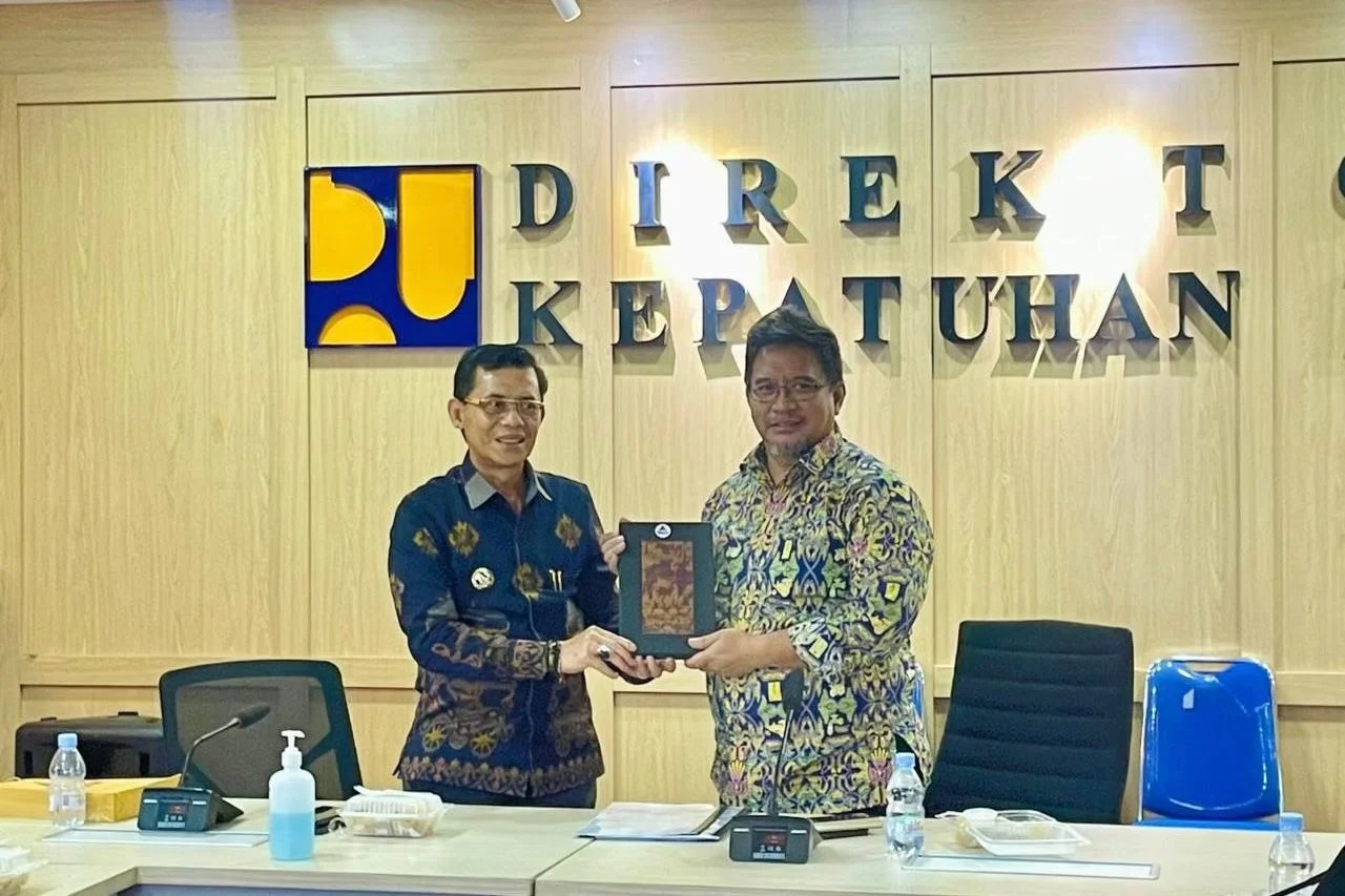 Bupati Klungkung I Made Satria saat menyerahkan proposal penanganan Abrasi Pantai di Kabupaten Klungkung kepada Direktur Ditjen SDA Kementerian PU.