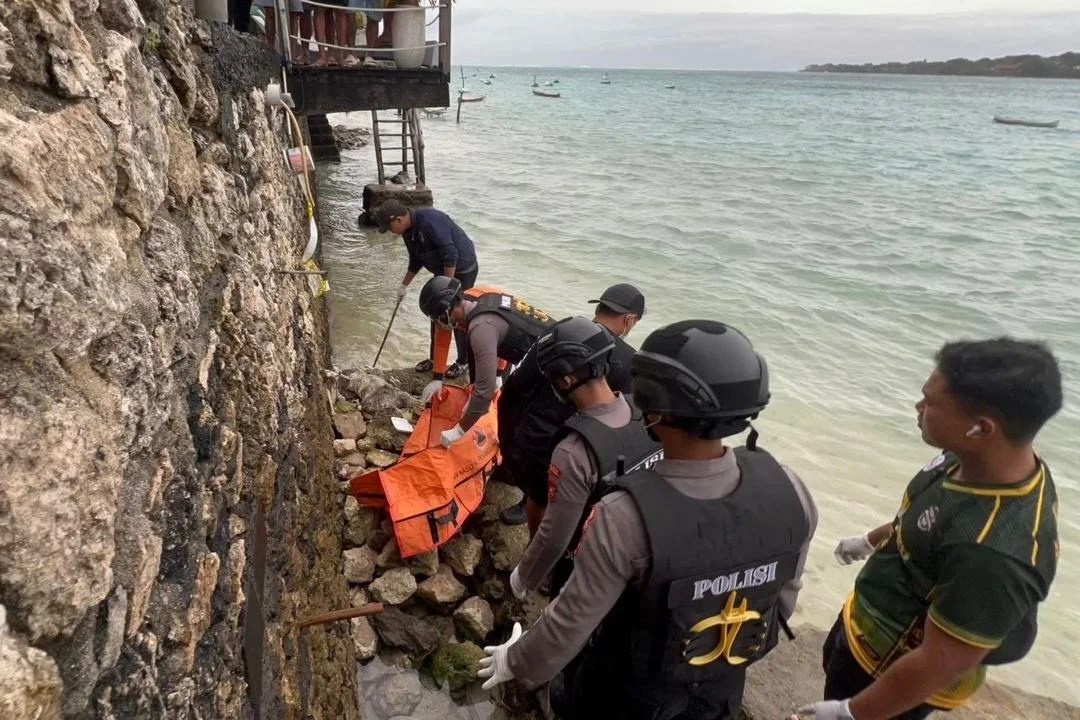 Kerangka Manusia di Pesisir Lembongan,