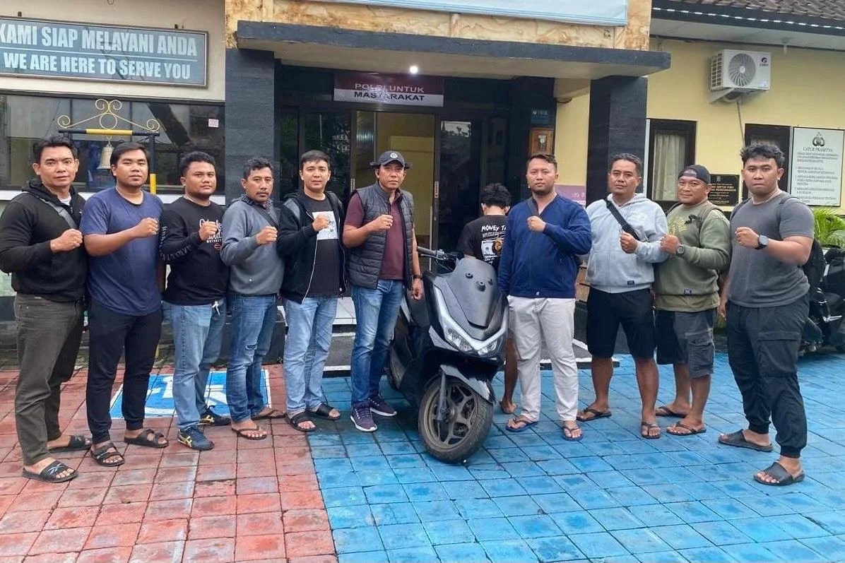 Polisi mengamankan pelaku jambret wisatawan asing di Ubud beserta barang bukti kendaraan yang digunakan.
