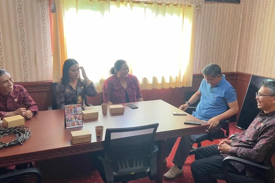 Jajaran Bawaslu Kabupaten Gianyar saat melakukan audiensi dengan pengurus Kwarcab Pramuka Gianyar.