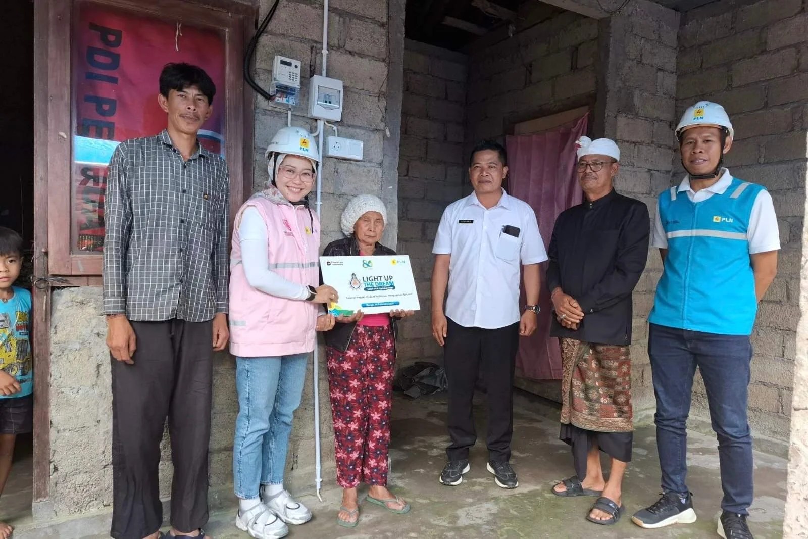 Petugas PLN UP3 Bali Timur saat melakukan penyalaan sambungan listrik gratis di rumah warga Desa Suter, Kintamani.