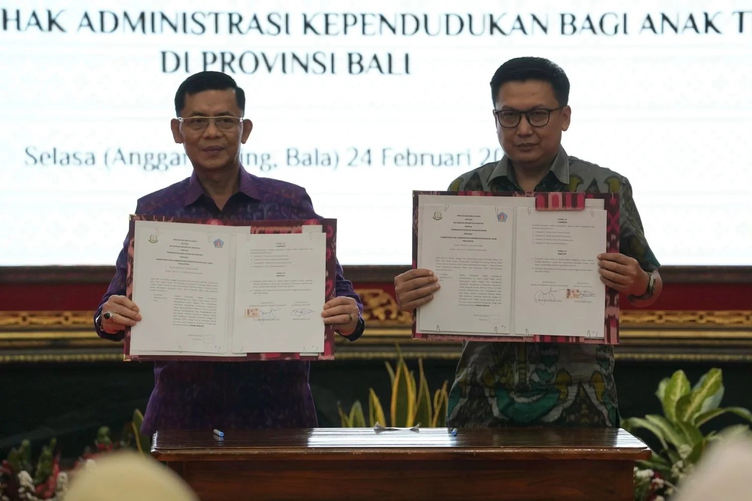 Proses penandatanganan kerja sama pemenuhan Administrasi Kependudukan Anak Terlantar di Kantor Gubernur Bali.