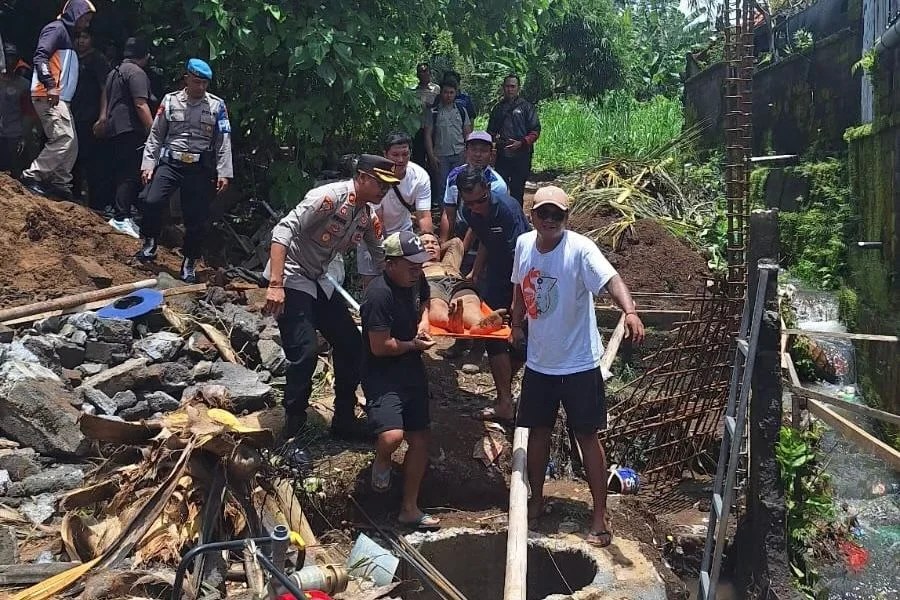 Personel Polsek Sukawati dan BPBD Gianyar saat melakukan evakuasi korban Tanah Longsor di Tegenungan.