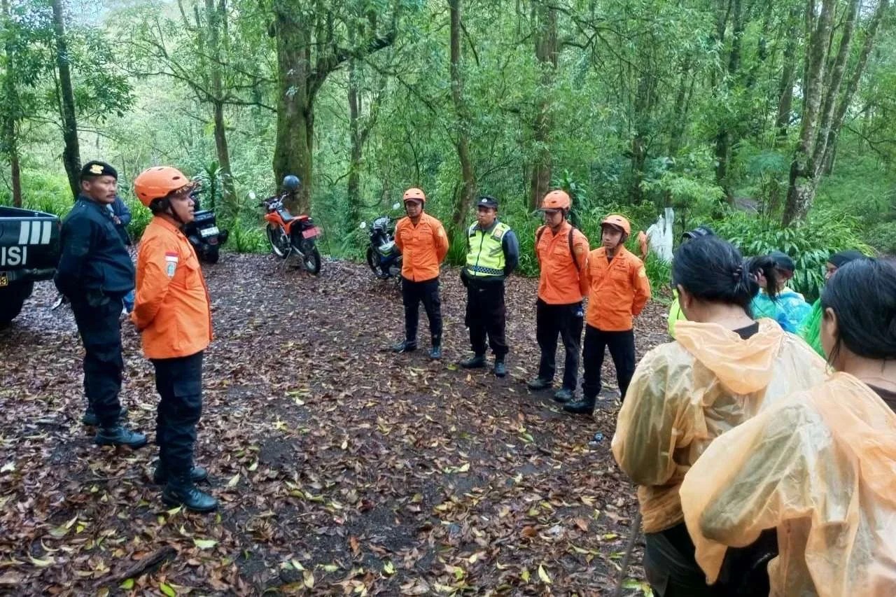 Tim SAR Gabungan saat mengevakuasi pendaki yang mengalami hipotermia di jalur pendakian Gunung Abang.