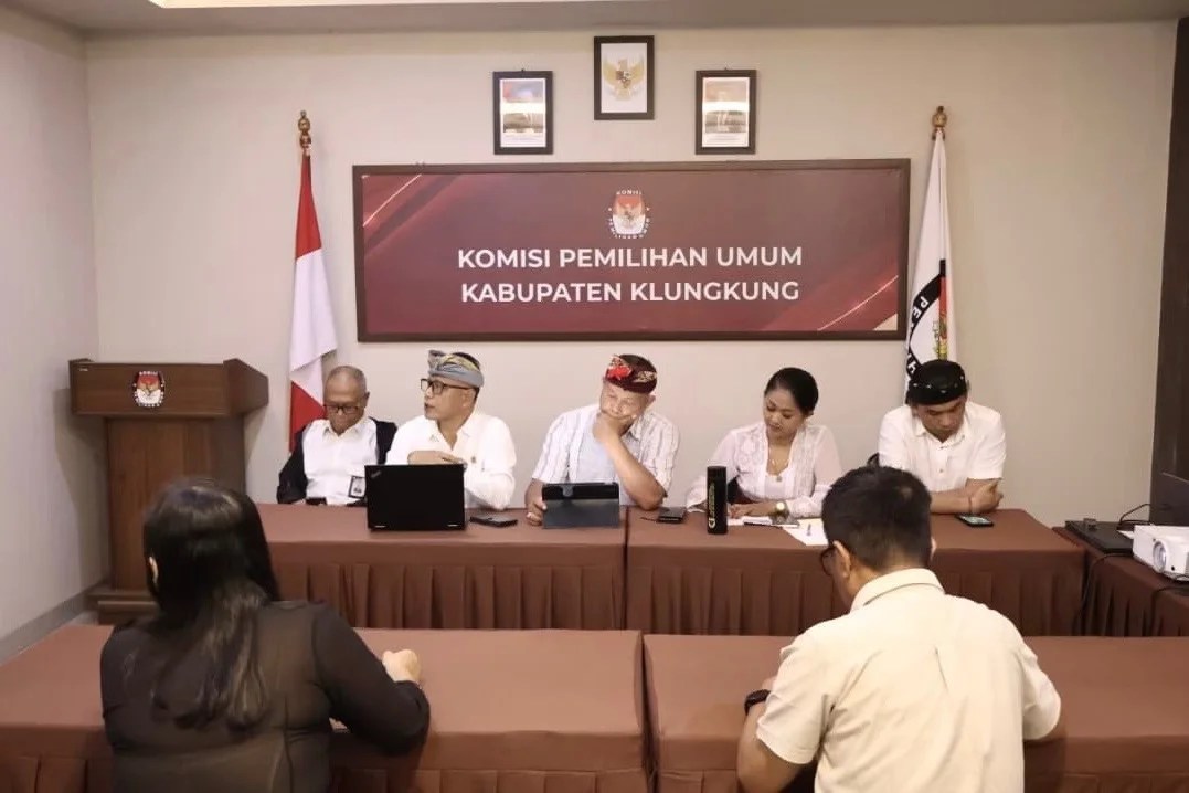 Suasana rapat persiapan Pemutakhiran Data Pemilih Berkelanjutan tahun 2026 di Kantor KPU Klungkung.