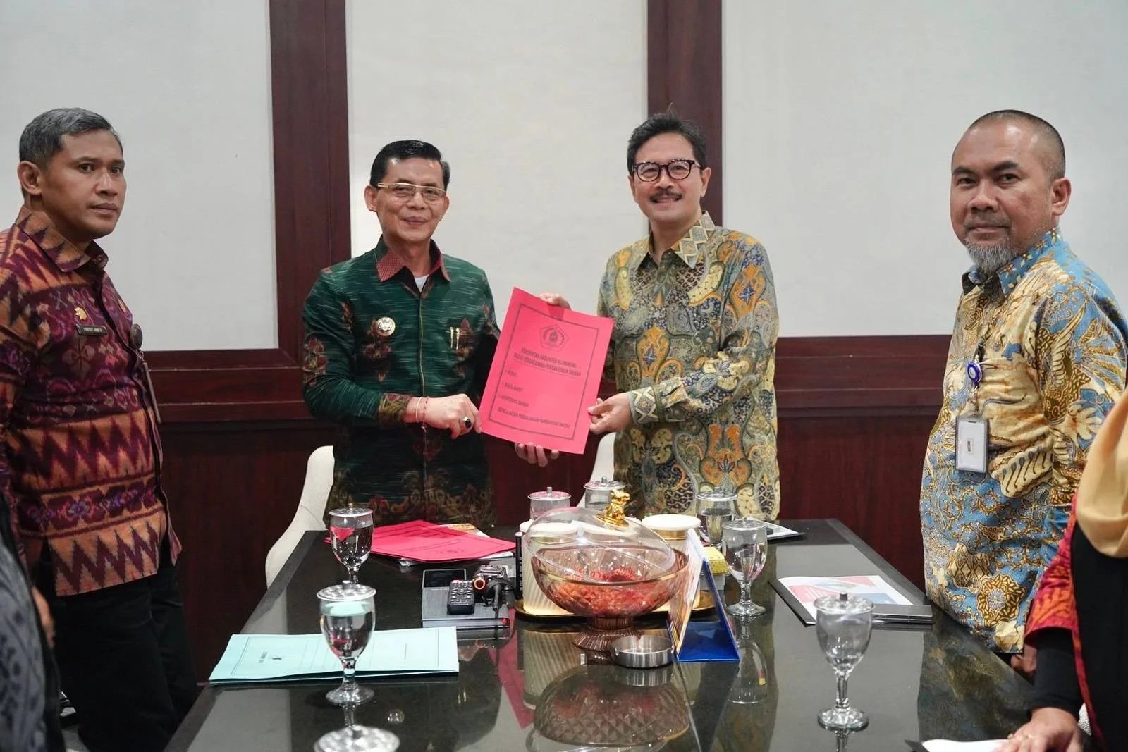 Bupati Klungkung I Made Satria saat beraudiensi dengan Direktur Utama PT SMI membahas Infrastruktur Kabupaten Klungkung.