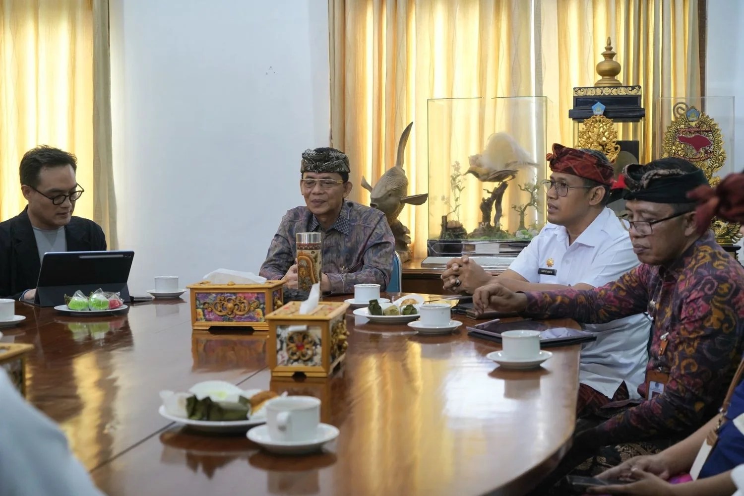 Bupati Klungkung I Made Satria saat menerima paparan proyek Green Island Nusa Penida dari tim INAKO.