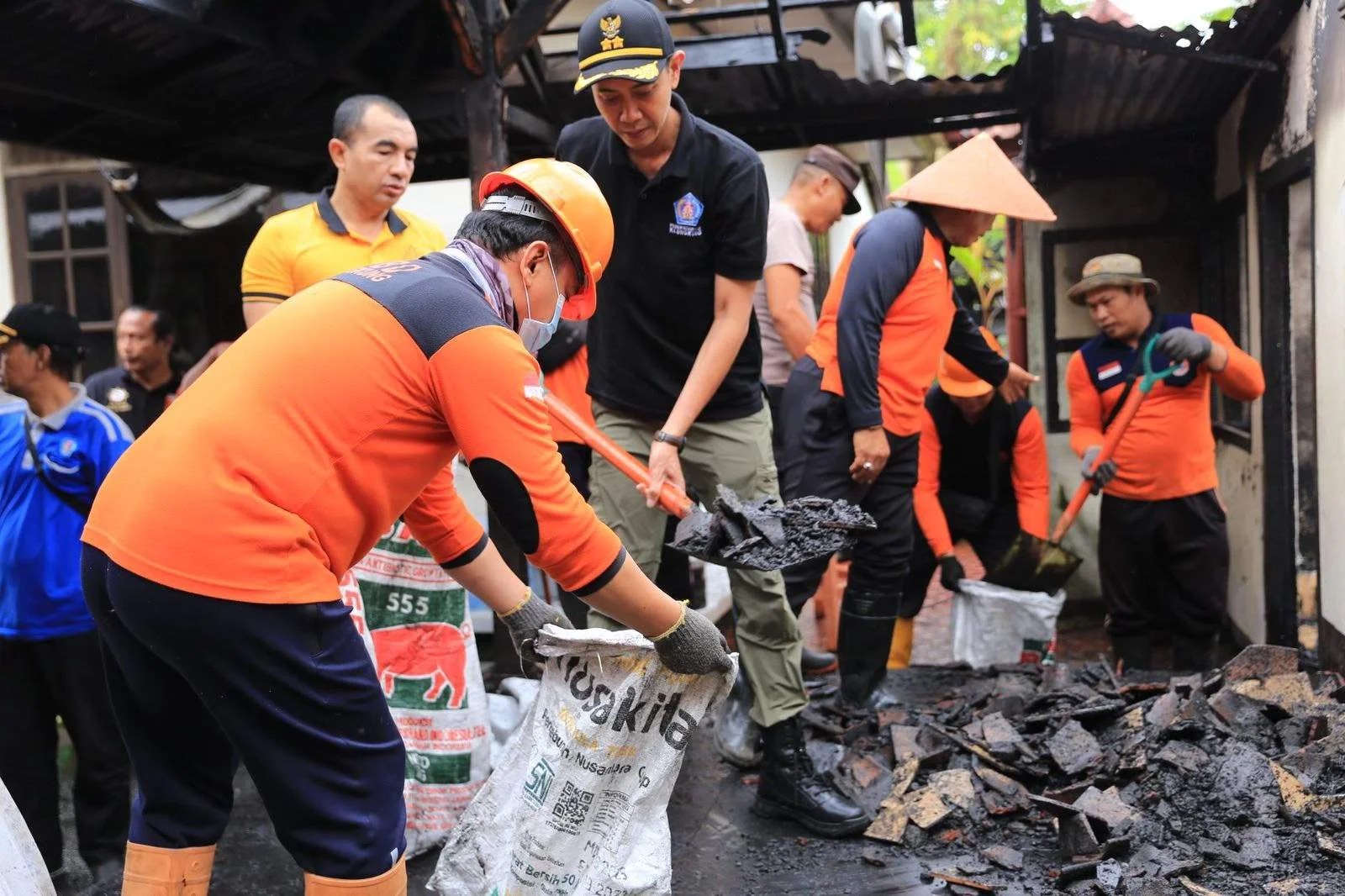 akil Bupati Klungkung Tjokorda Gde Surya bersama tim gabungan melakukan Aksi Bersih-Bersih Pasca Kebakaran di Banjar Budaga.