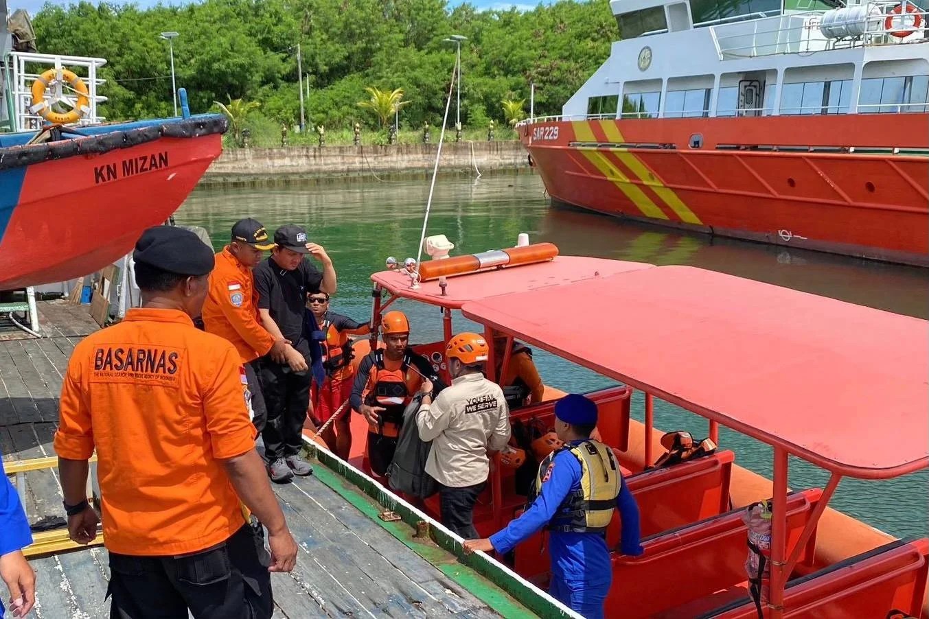 Tim SAR gabungan saat melakukan proses evakuasi ABK kapal yang mengalami gangguan jantung di perairan Pelabuhan Benoa.