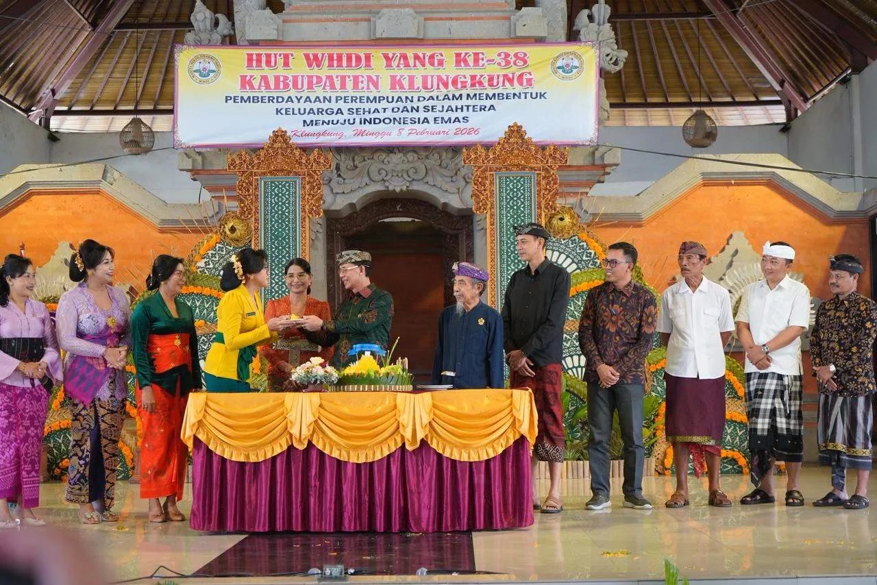 Bupati I Made Satria saat menghadiri acara puncak HUT WHDI Kabupaten Klungkung di Balai Budaya.
