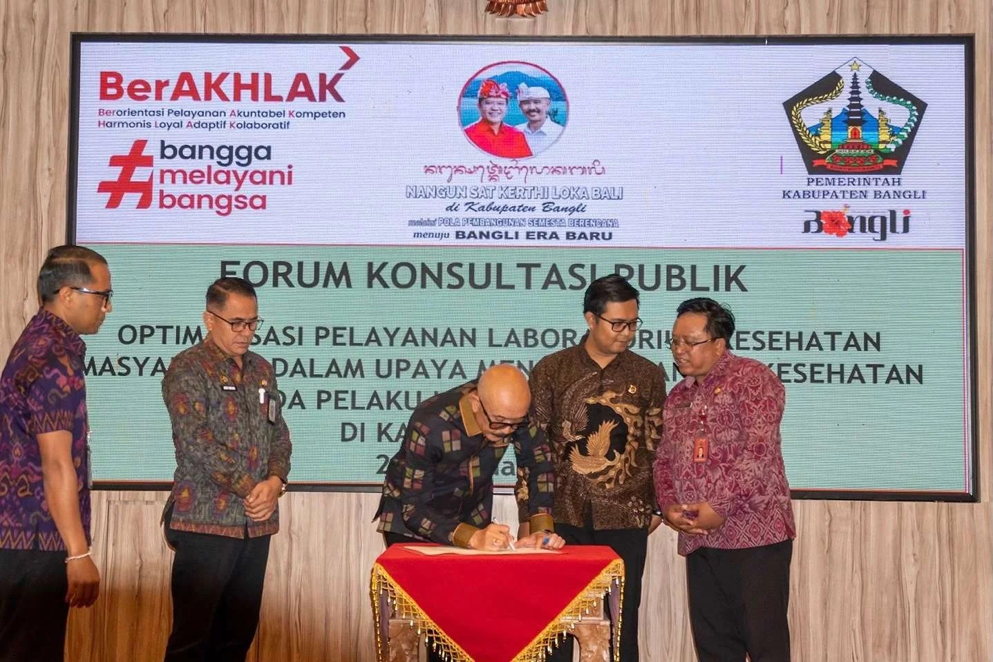 Wakil Bupati Bangli I Wayan Diar memberikan arahan dalam Forum Konsultasi Publik terkait Layanan Labkesmas Bangli.