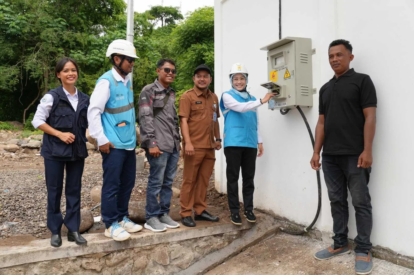 Petugas PLN saat melakukan penyalaan listrik di kawasan Kampung Nelayan Merah Putih Karangasem di Desa Seraya Timur.