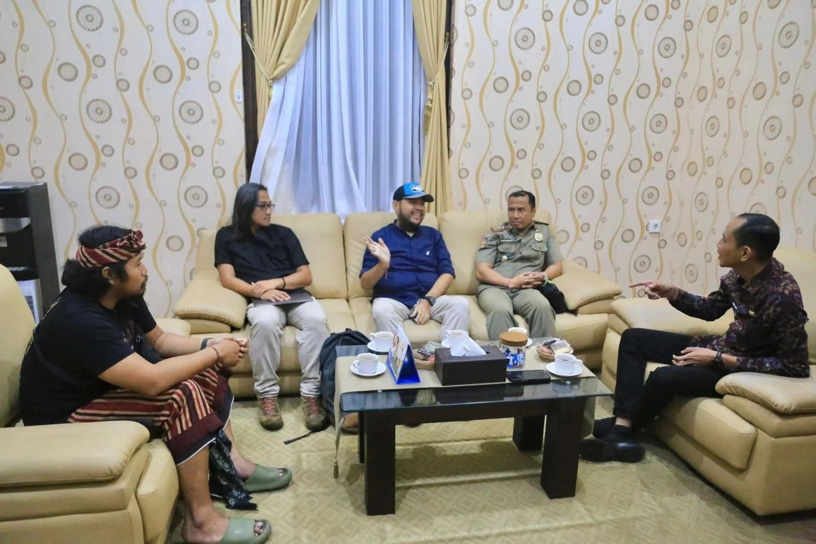 Wakil Bupati Klungkung Tjokorda Gde Surya Putra saat menerima audiensi Ketua Komunitas Film Cineclue di ruang kerja.