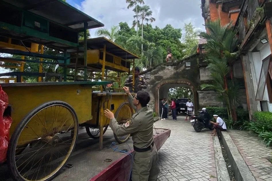 Petugas Satpol PP Gianyar tertibkan PKL yang berjualan di bahu jalan Bypass Prof IB Mantra.