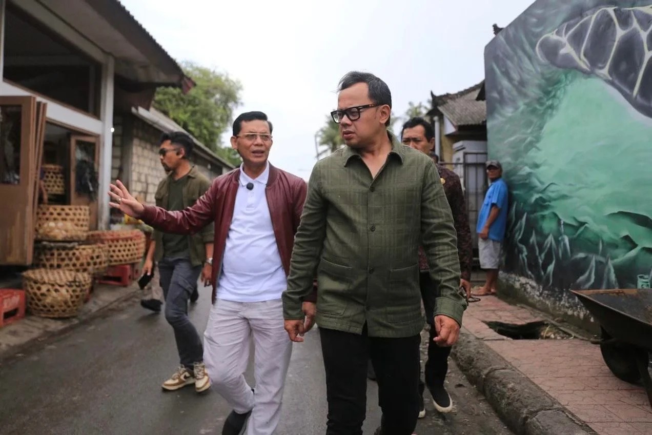 Wamendagri Bima Arya didampingi Bupati Klungkung I Made Satria saat meninjau infrastruktur jalan dan pariwisata di Green Island Nusa Penida.