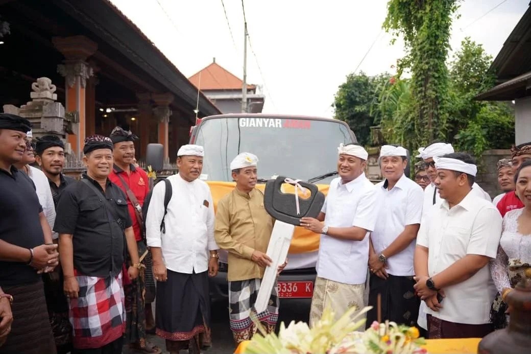 Bupati Gianyar I Made Mahayastra saat menyerahkan truk sampah Bupati Mahayastra Serahkan Truk Sampah kepada Desa Adat Singakerta dan Kerta