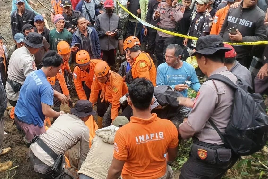 Tim SAR Gabungan saat melakukan evakuasi korban Longsor di Desa Suter Kintamani yang tertimbun material tanah.