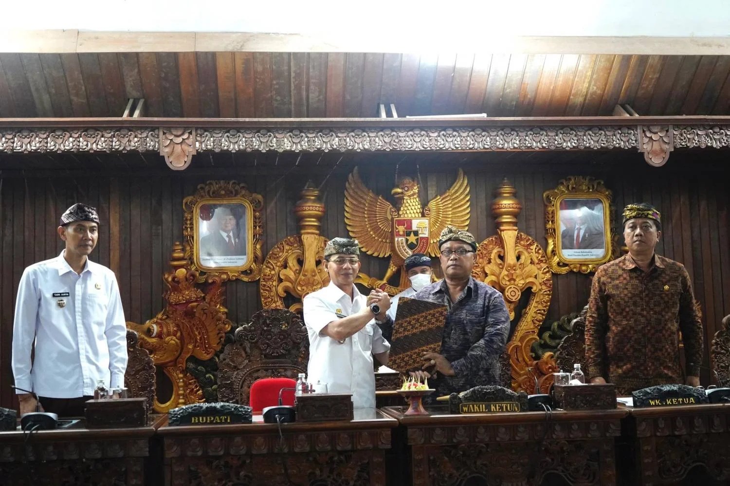 Bupati Klungkung I Made Satria saat menyampaikan Pemandangan Umum Bupati terhadap dua Ranperda di Gedung DPRD Klungkung.