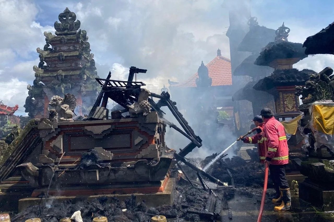 Kondisi pasca kebakaran Pura Panti Pasek Gelgel di Desa Bitera Gianyar yang menghanguskan enam pelinggih.