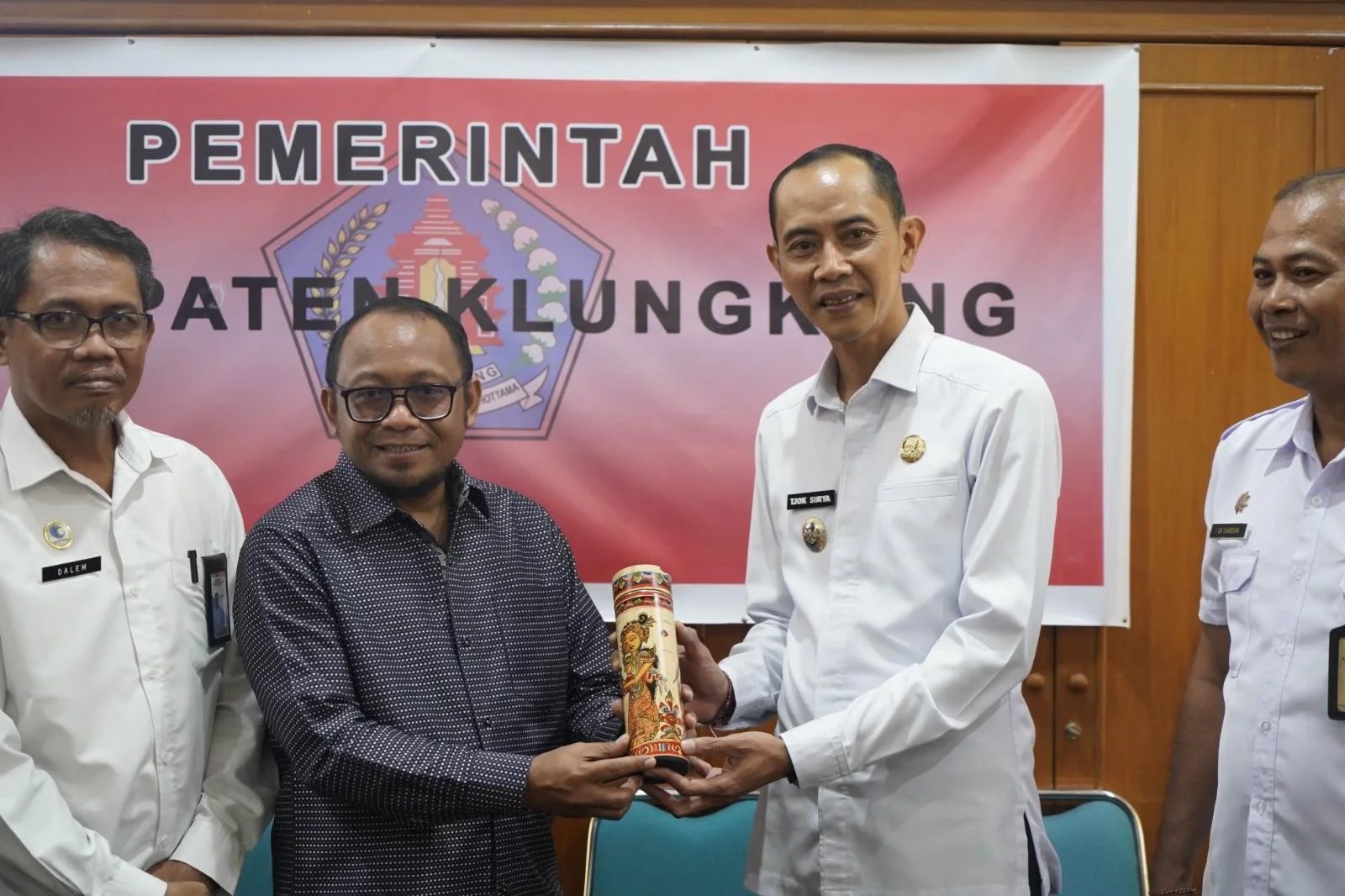 Wakil Bupati Klungkung Tjok Surya saat menerima audiensi Staf Khusus Kemenham RI membahas program Desa Sadar HAM Klungkung.