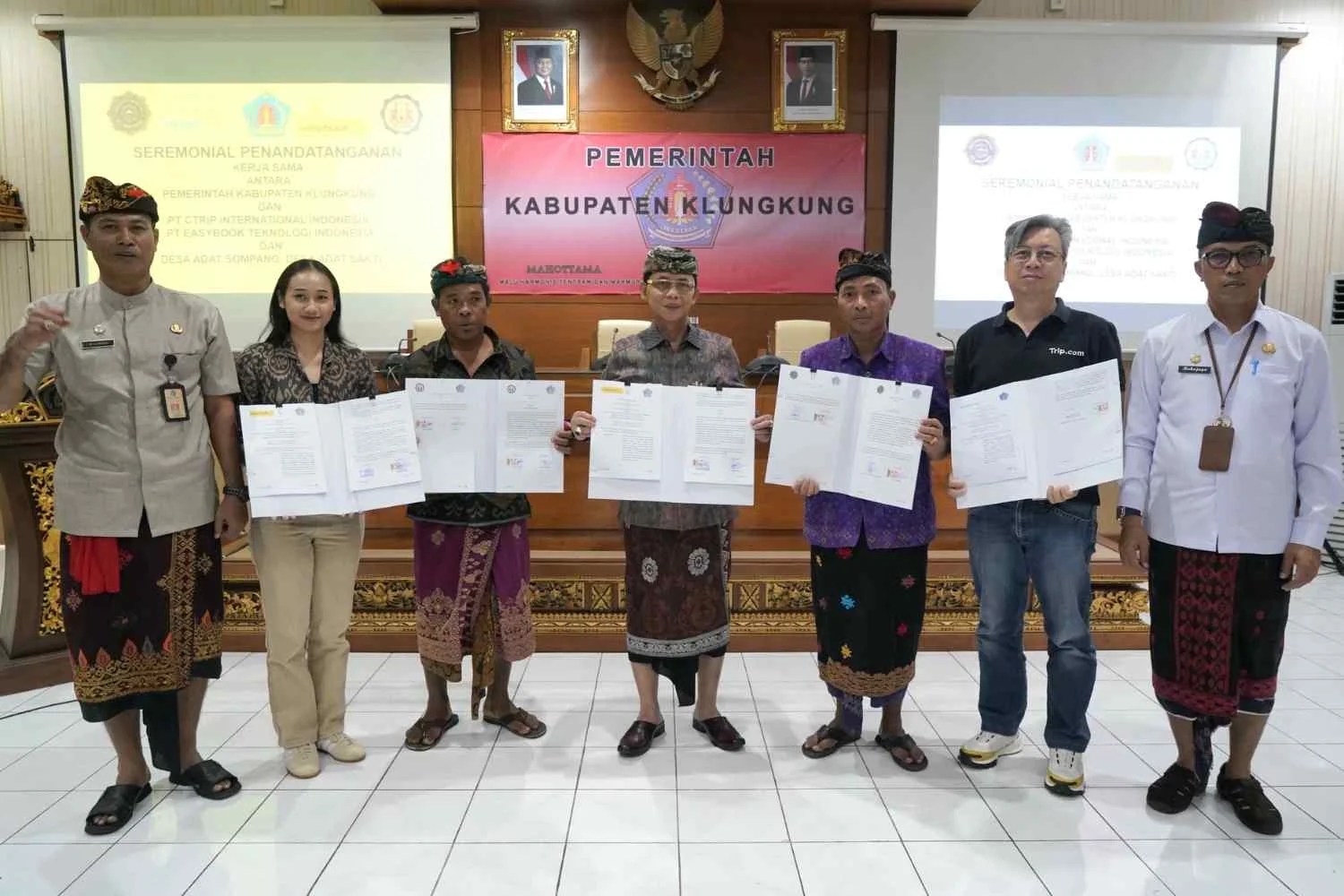 Bupati Klungkung I Made Satria saat menandatangani kerja sama sistem digital Retribusi Wisata Kabupaten Klungkung bersama pihak Ctrip dan Easybook.