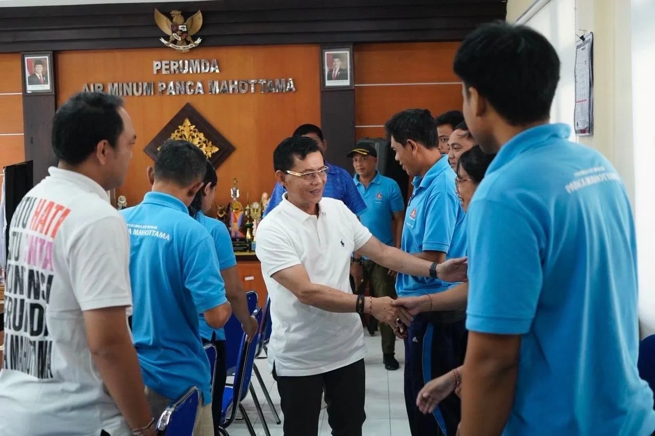 Bupati Klungkung I Made Satria memberikan pengarahan kepada pegawai PDAM Tirta Mahottama Klungkung.