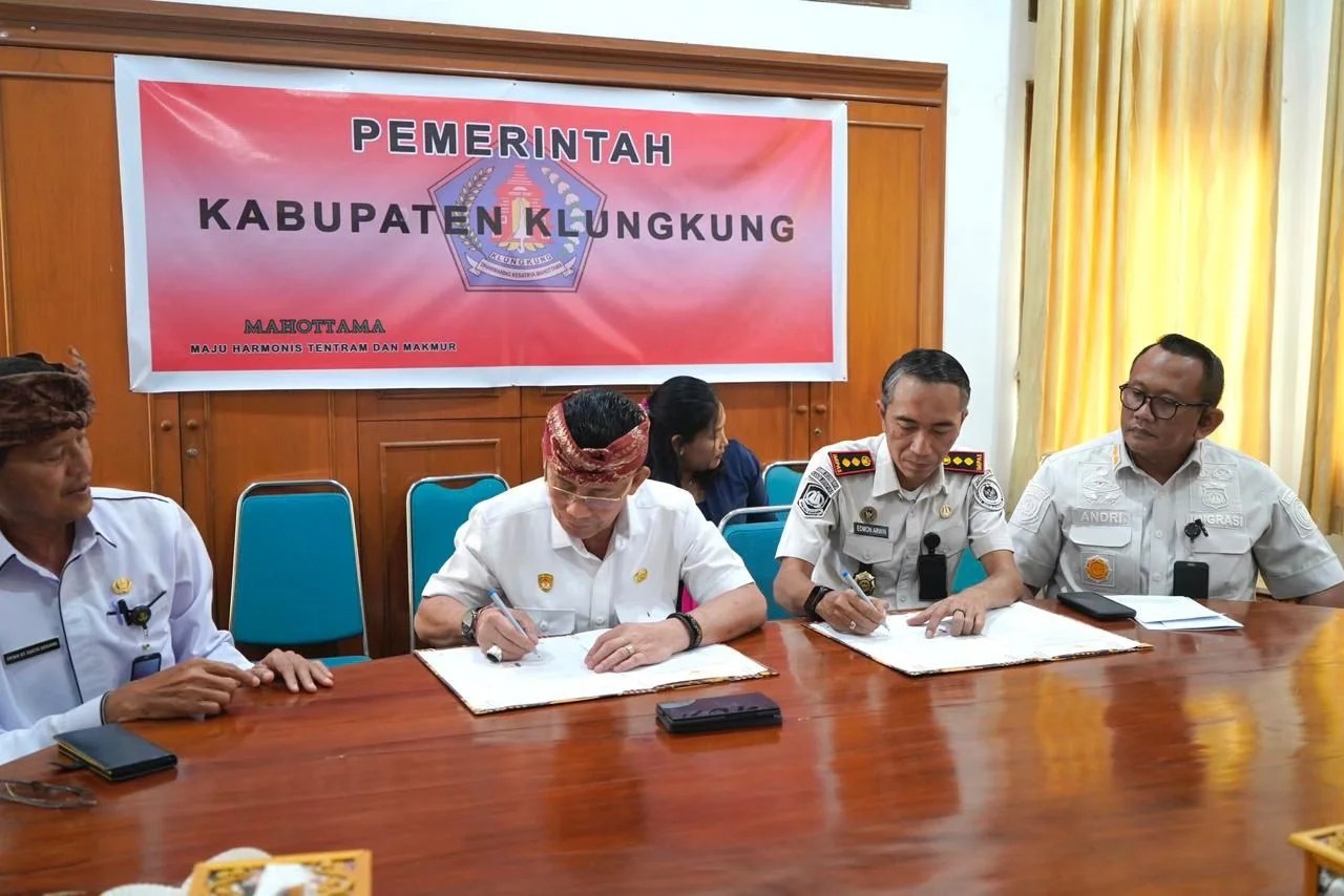 Bupati Klungkung I Made Satria saat menandatangani naskah perjanjian pinjam pakai aset dengan Kepala Kantor Imigrasi Kelas III Non TPI Klungkung.