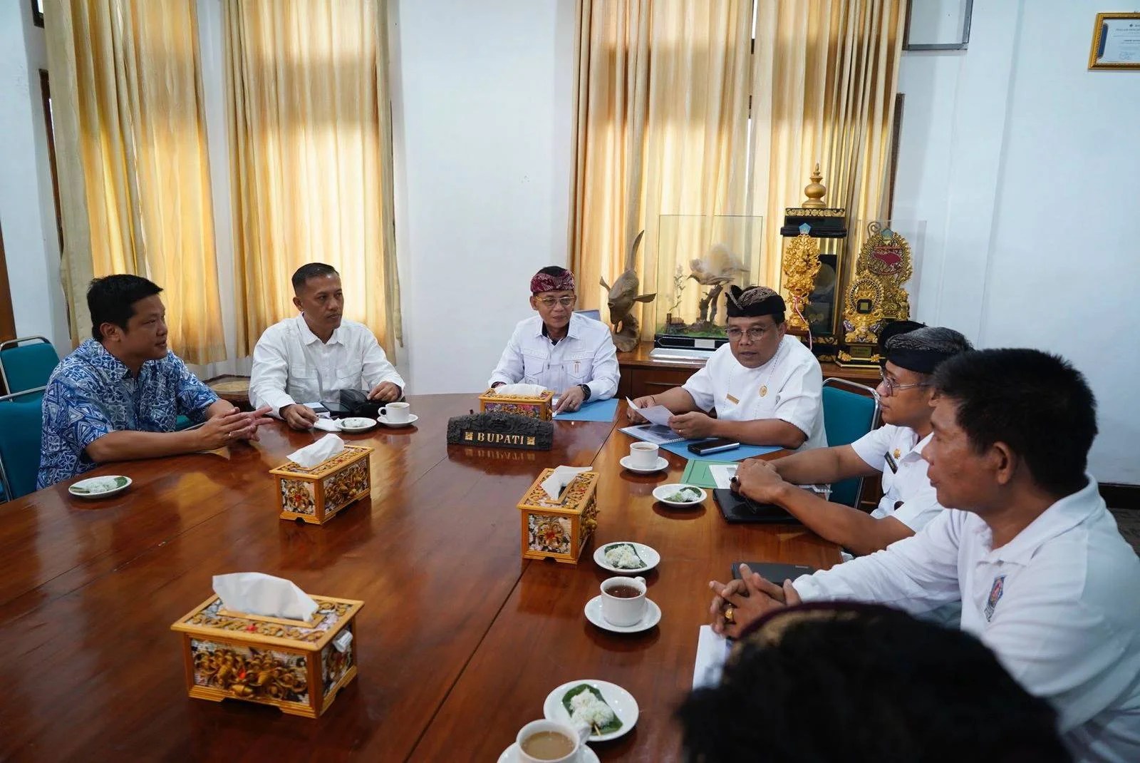 Bupati Klungkung I Made Satria saat menerima audiensi jajaran direksi PT Satria Karsa Mandiri terkait investasi PDAM.