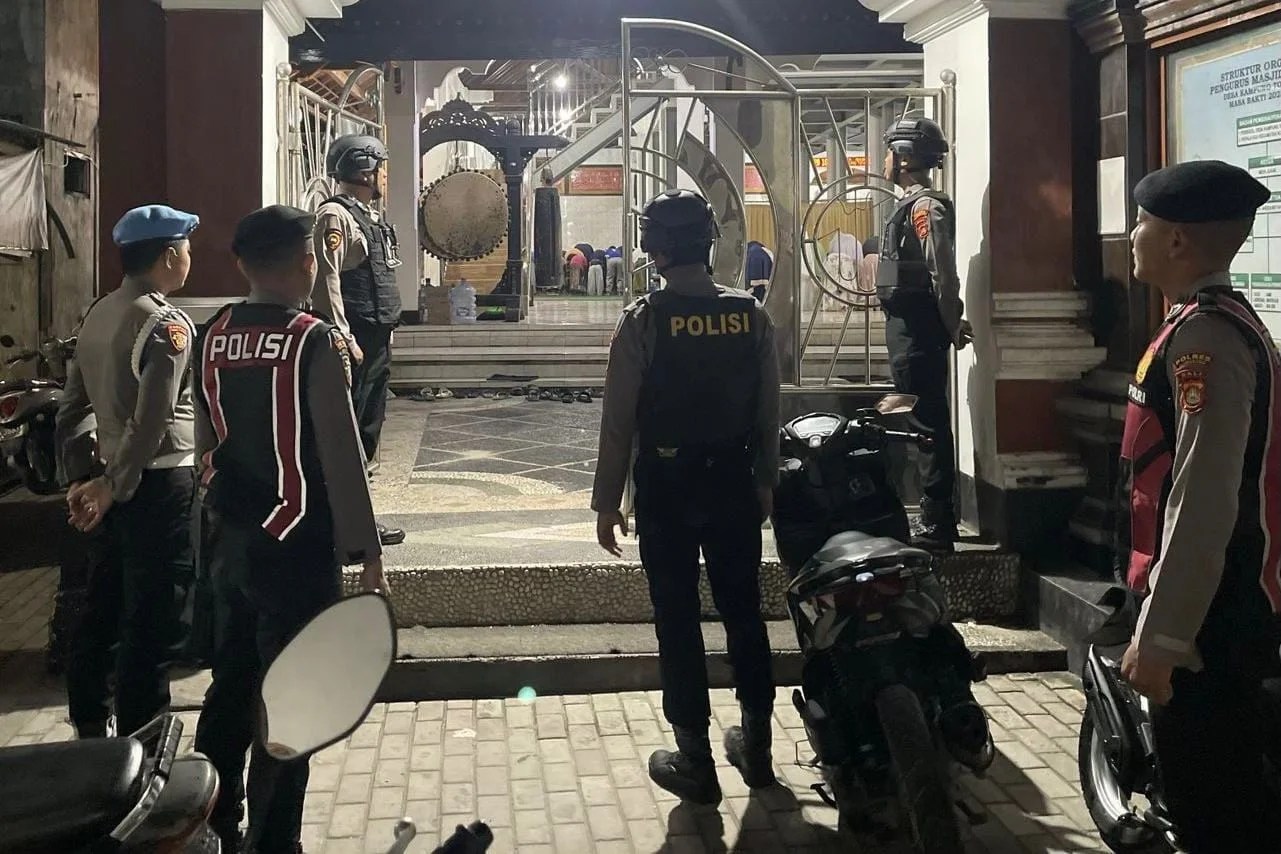 Personel Polsek Nusa Penida saat melaksanakan pengamanan Sholat Tarawih di depan Masjid Al-Imron Toyapakeh.