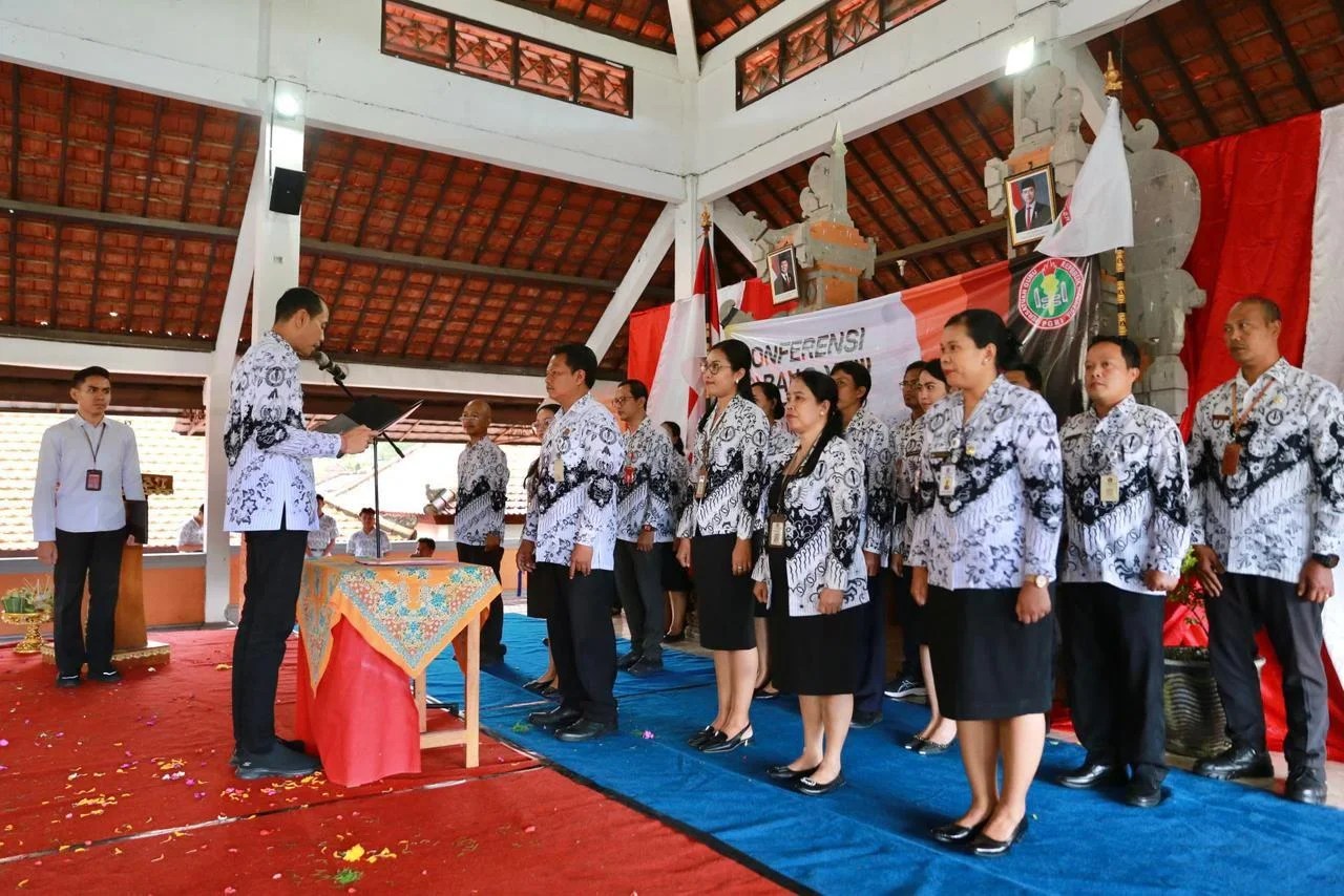 Wakil Bupati Klungkung Tjokorda Gde Surya Putra saat melantik pengurus PGRI Kecamatan Dawan di Aula SMA N 1 Dawan.