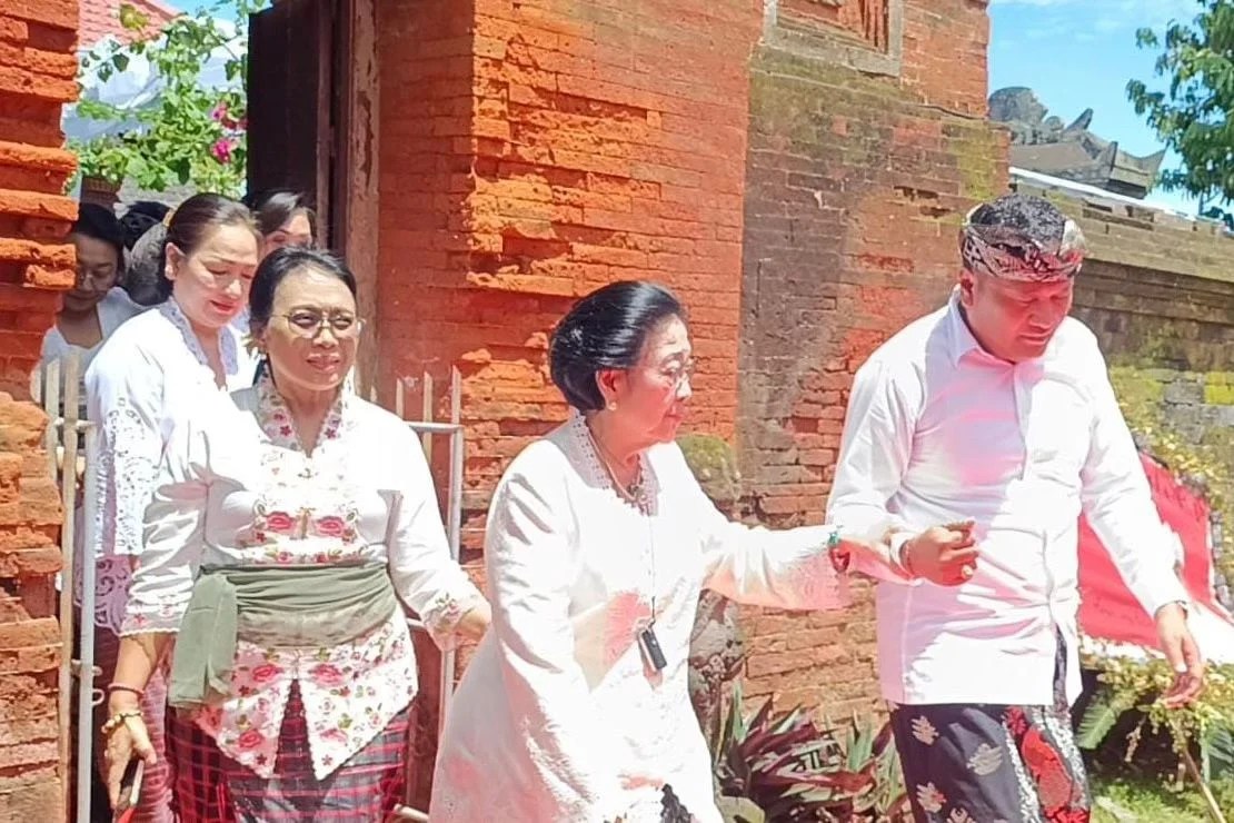 Momen Megawati Soekarnoputri saat melayat ke Puri Agung Gianyar untuk memberikan penghormatan terakhir.