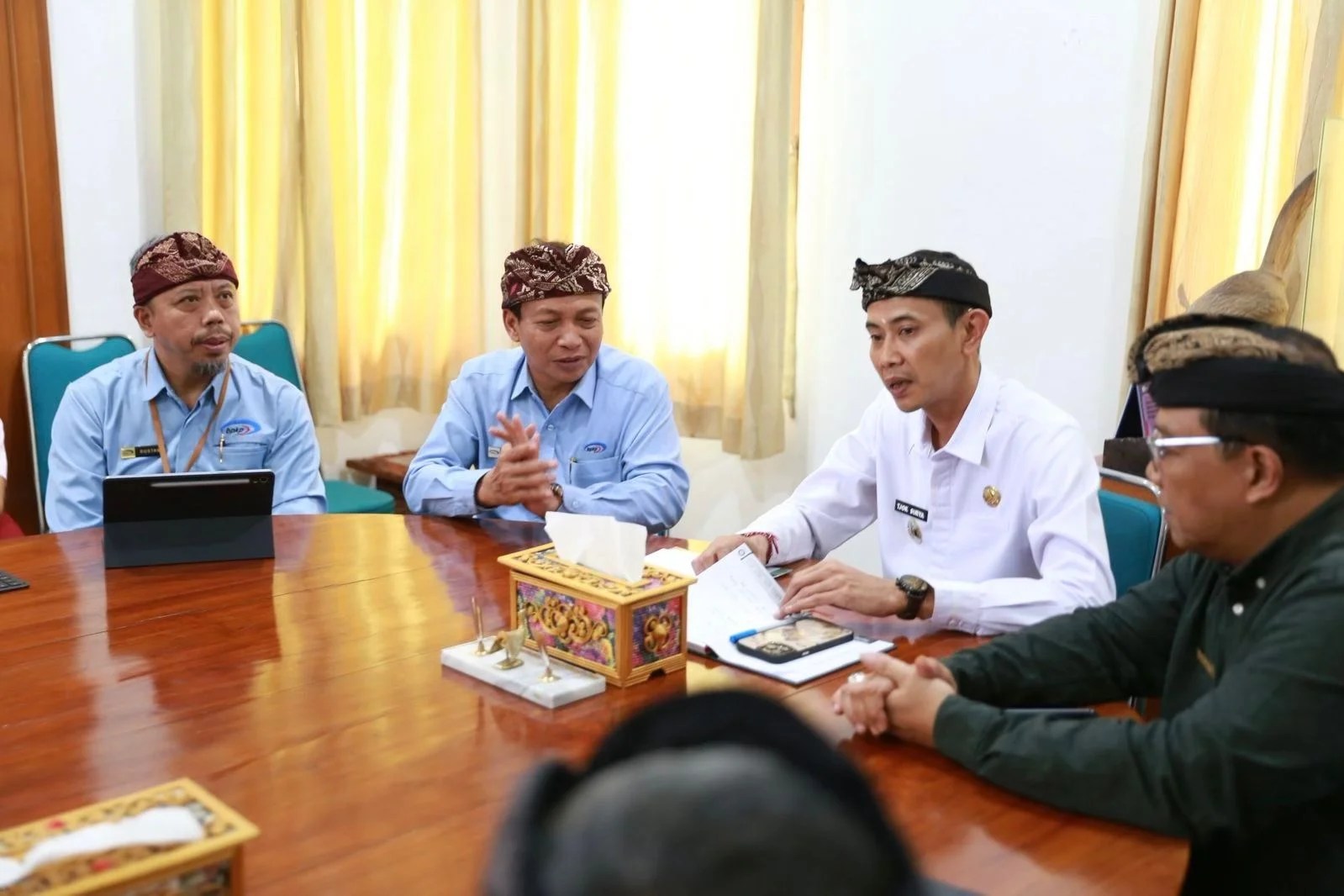 Wakil Bupati Klungkung Tjokorda Gde Surya Putra saat memimpin rapat audiensi bersama tim BPKP Perwakilan Provinsi Bali.