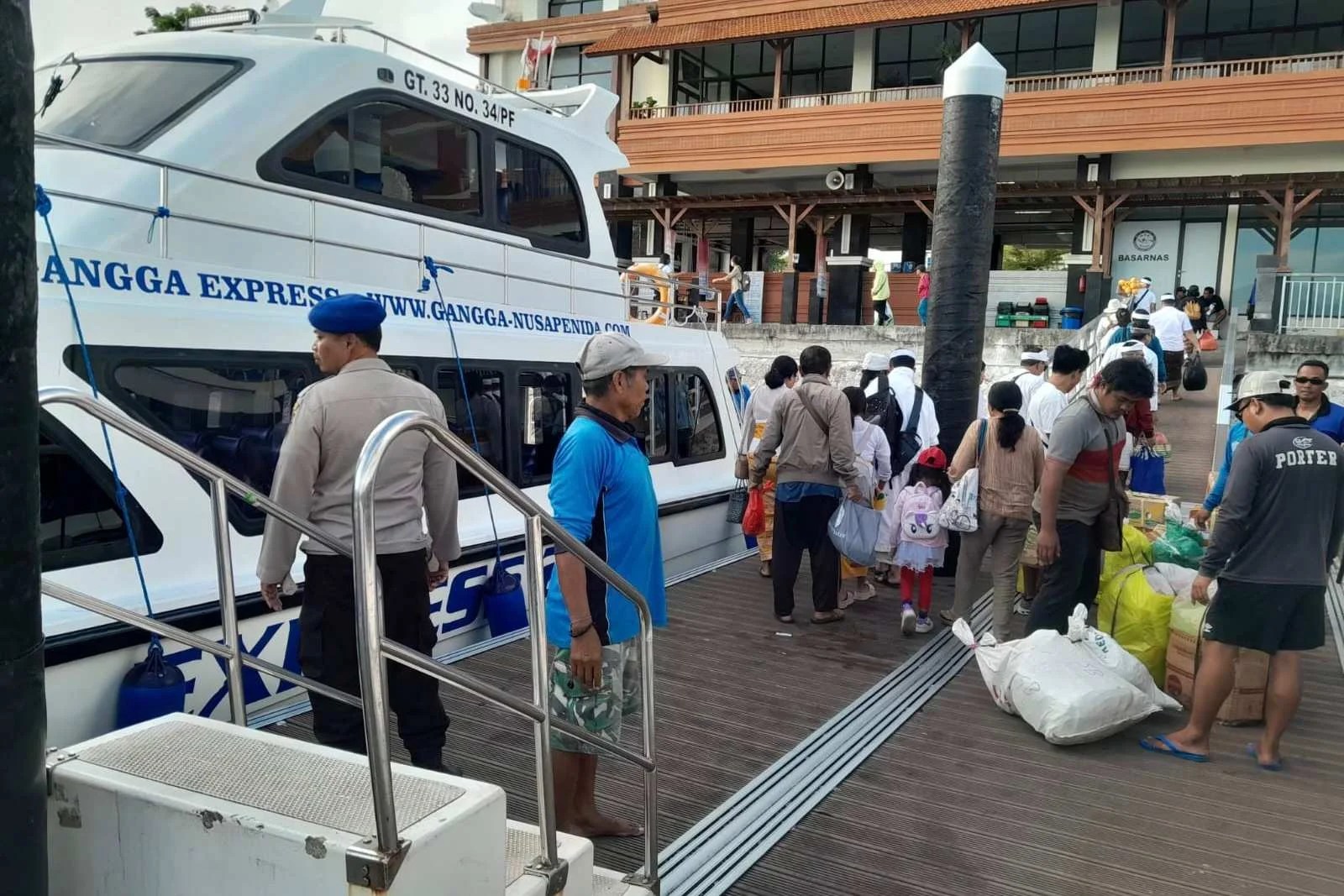 Personel Sat Polairud Polres Klungkung saat memberikan imbauan keselamatan kepada wisatawan dan awak boat di Pelabuhan Sampalan.