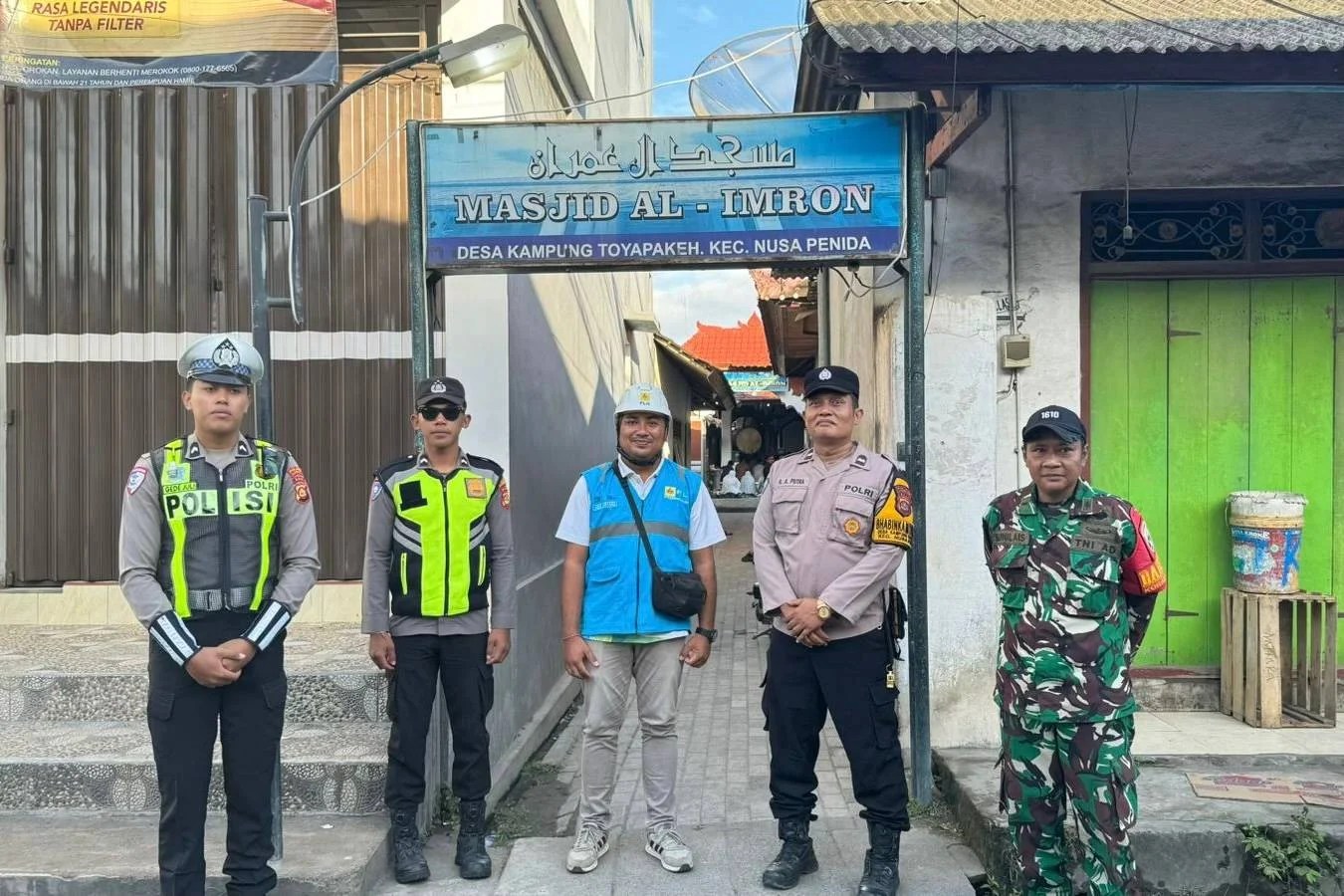 Petugas PLN UP3 Bali Timur saat melakukan pengecekan peralatan dan kesiapan personel jelang pengamanan Salat Idulfitri.