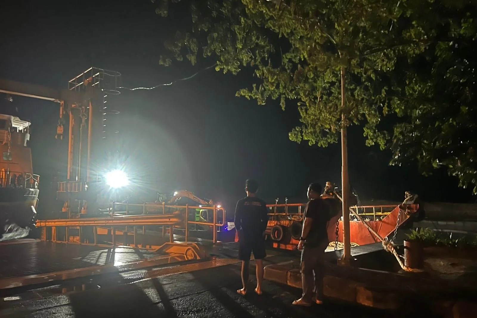 Personel Resintel Polsek Nusa Penida saat melaksanakan patroli malam dan pemantauan wilayah di titik rawan kriminalitas.