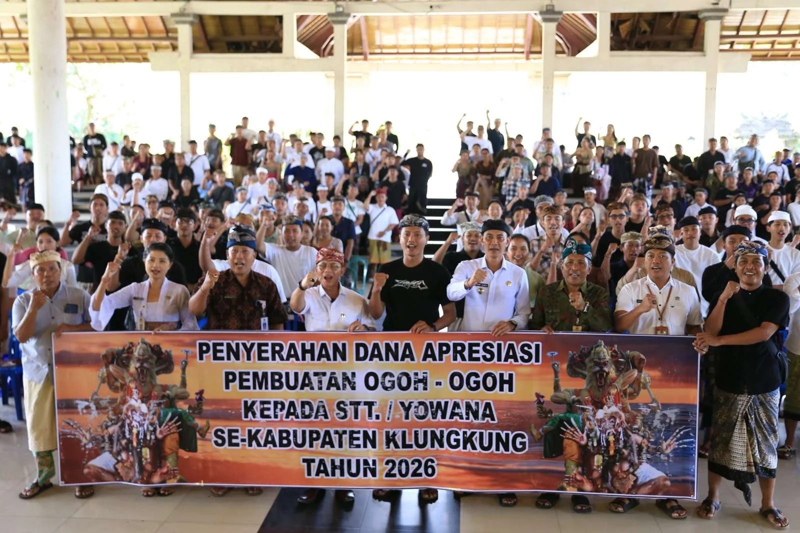 Bupati Klungkung I Made Satria dan Wakil Bupati saat menyerahkan dana apresiasi ogoh-ogoh secara simbolis kepada perwakilan STT.