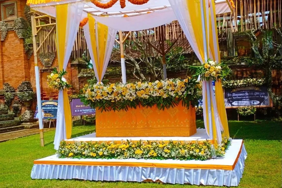 Suasana persiapan upacara Palebon Ida Begawan Blebar (Anak Agung Gede Agung Bharata) di Puri Agung Gianyar.