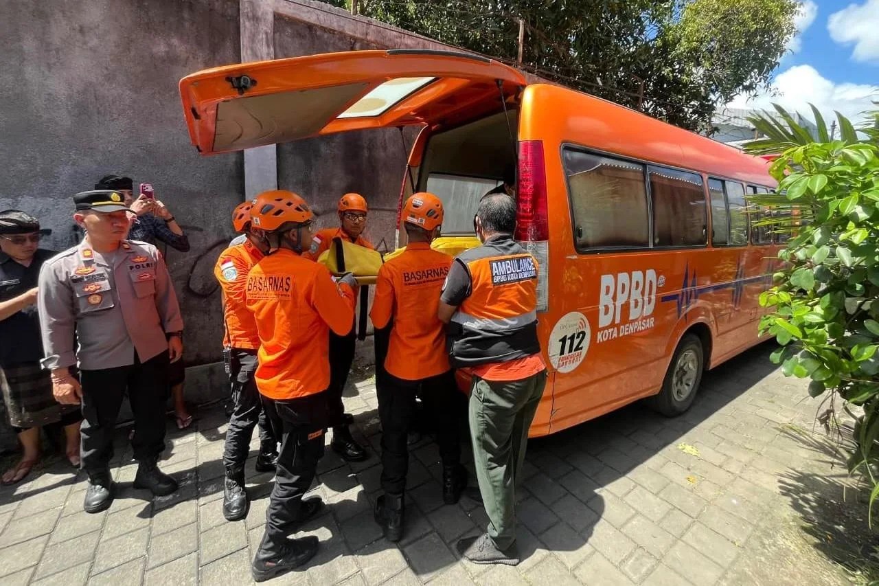 Tim SAR gabungan saat melakukan proses evakuasi warga dari dalam sumur di wilayah Desa Peguyangan, Denpasar