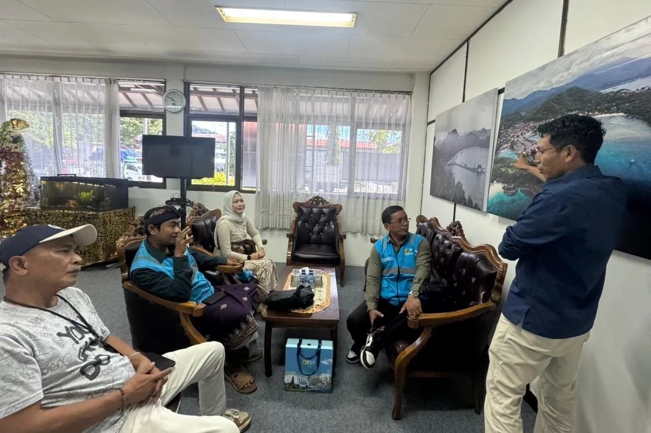 Pertemuan koordinasi antara manajemen PLN UP3 Bali Timur dengan pihak KSOP dan ASDP di Pelabuhan Padangbai.