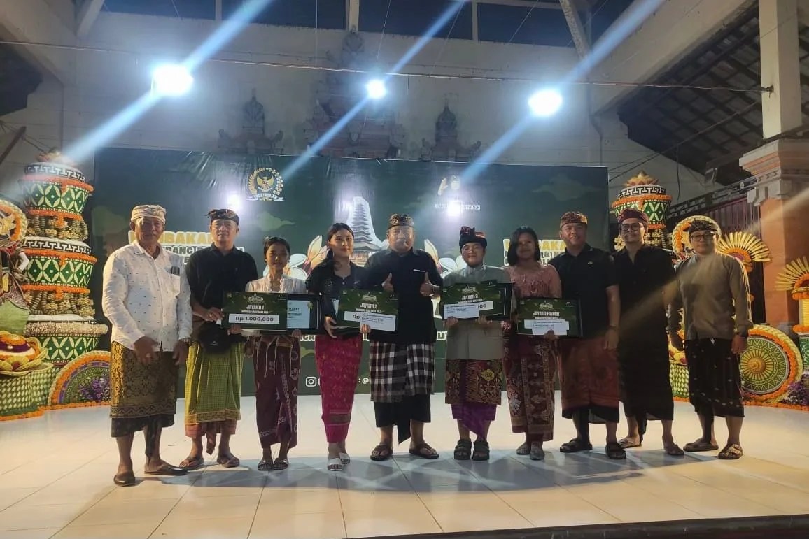 Suasana penyerahan hadiah Wimbakara Bulan Bahasa Bali di Wantilan Pura Dalem Guwang, Sukawati