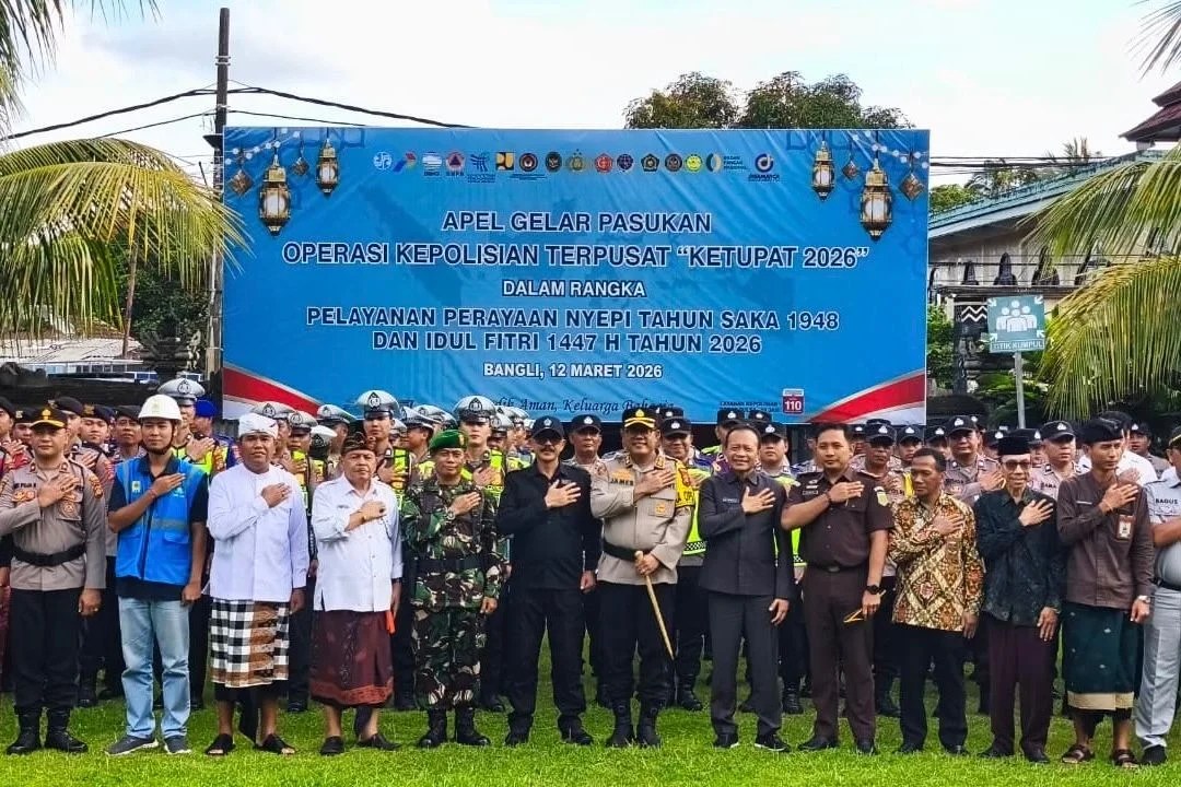 Kapolres Bangli AKBP James Rajagukguk dan Wakil Bupati I Wayan Diar saat mengecek kesiapan pasukan Operasi Ketupat Agung 2026.