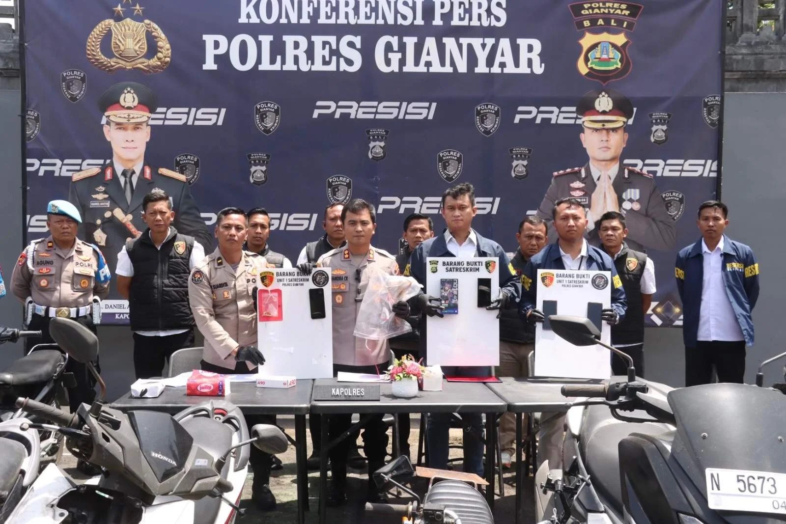 Kapolres Gianyar AKBP Chandra C. Kesuma saat menunjukkan barang bukti hasil Operasi Sikat Agung 2026 dalam konferensi pers.