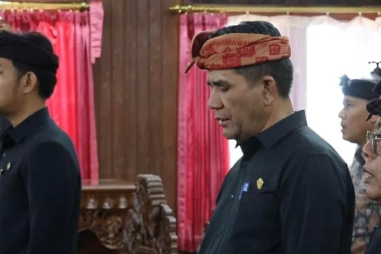 I Wayan Regeg saat menyampaikan pandangan Fraksi PDI Perjuangan dalam Rapat Paripurna DPRD Klungkung.